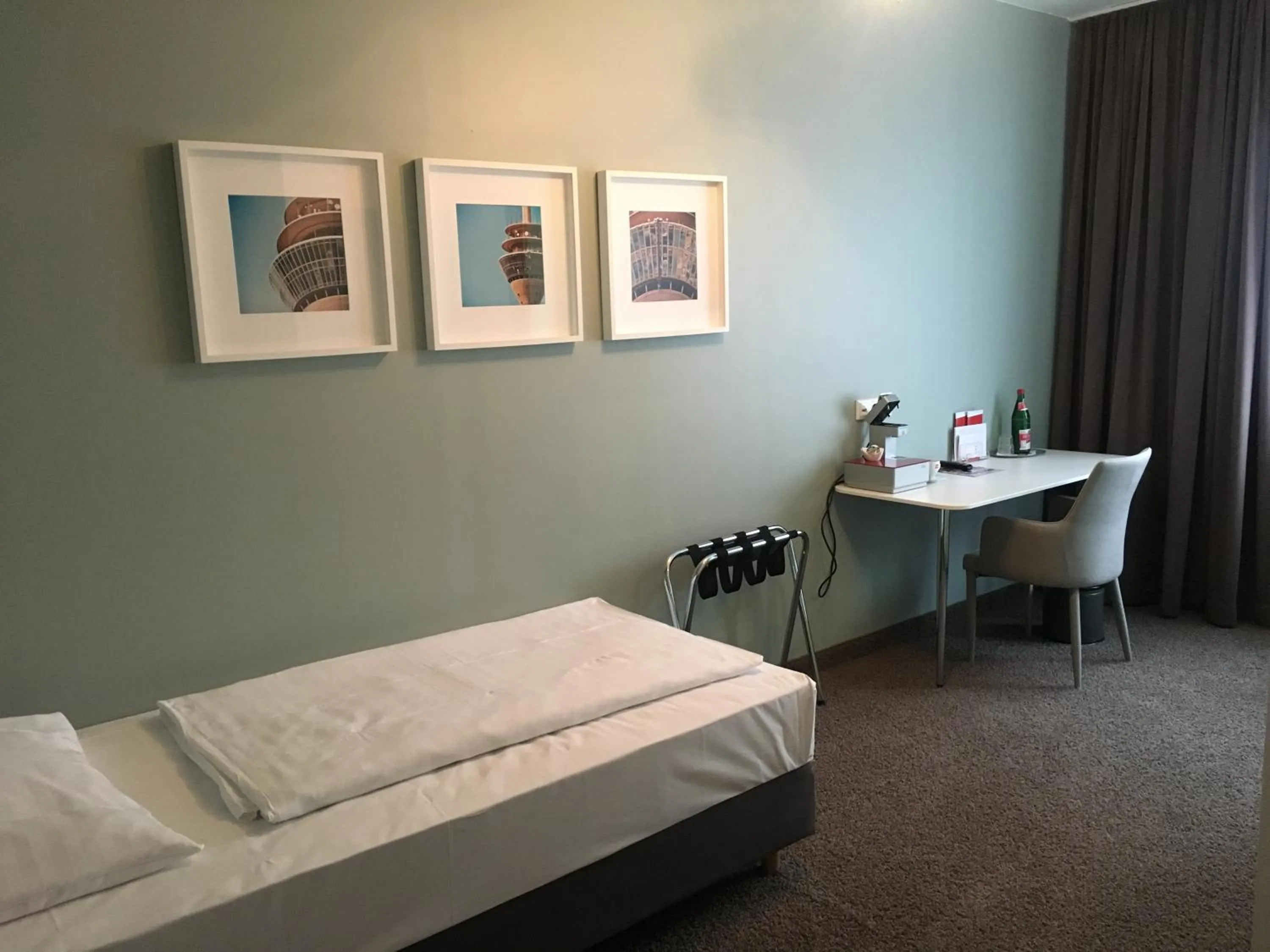 Bed in MAX Hotel Düsseldorf Self-Check-in