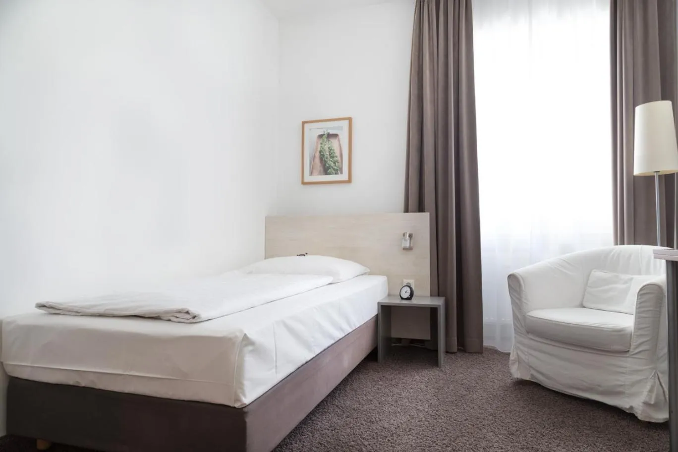 Bed in MAX Hotel Düsseldorf Self-Check-in