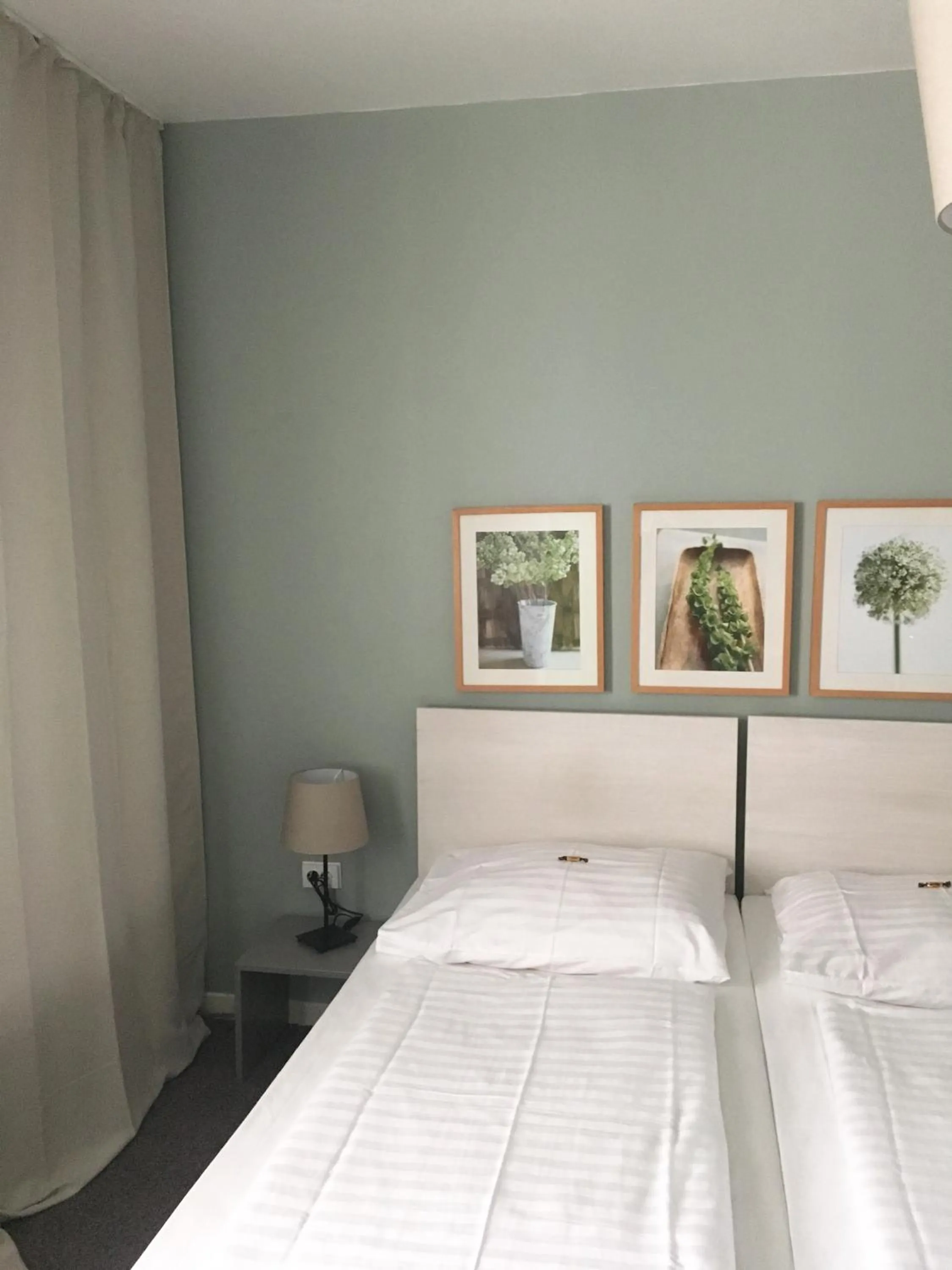 Bed in MAX Hotel Düsseldorf Self-Check-in