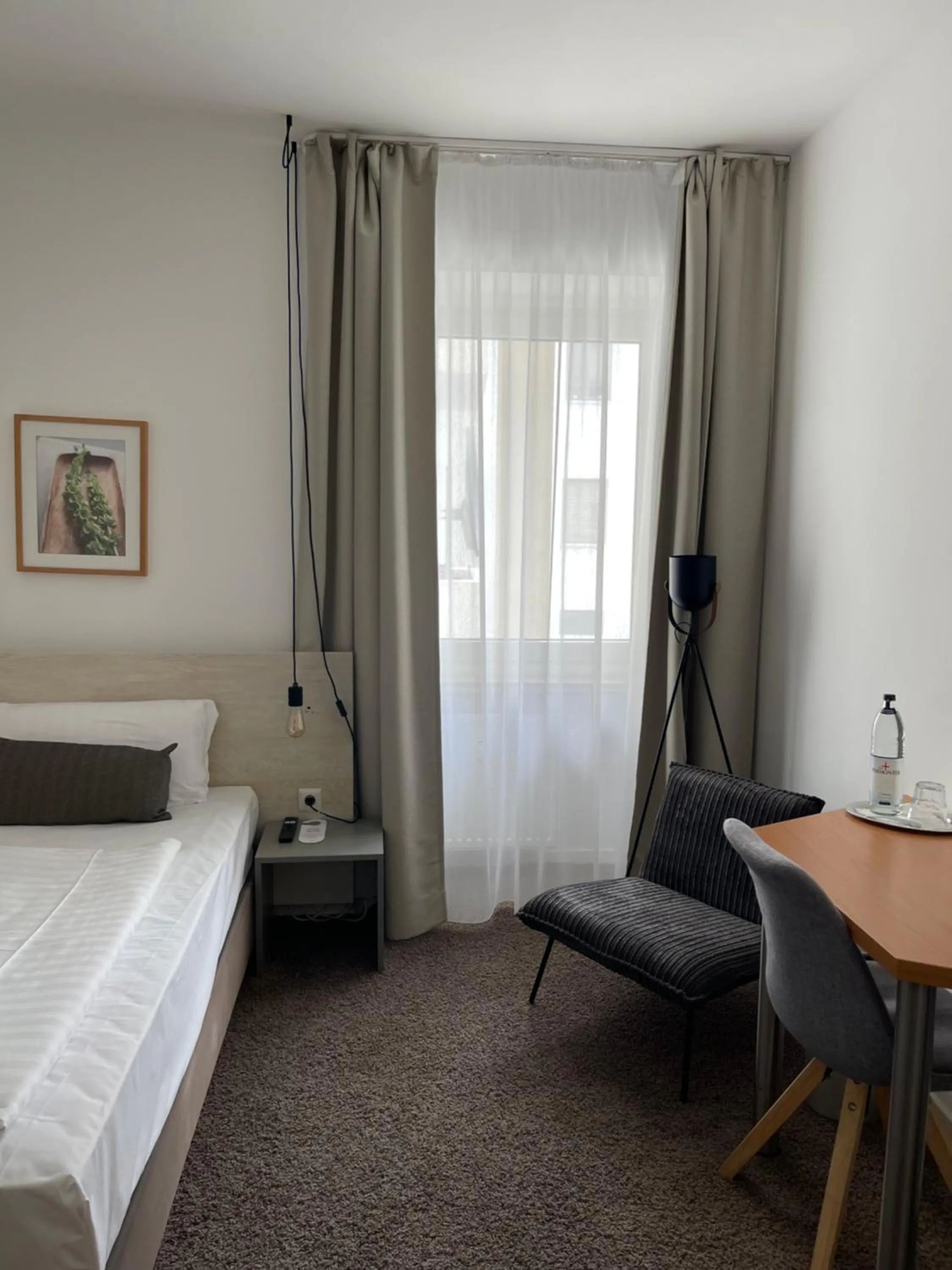 Bed in MAX Hotel Düsseldorf Self-Check-in