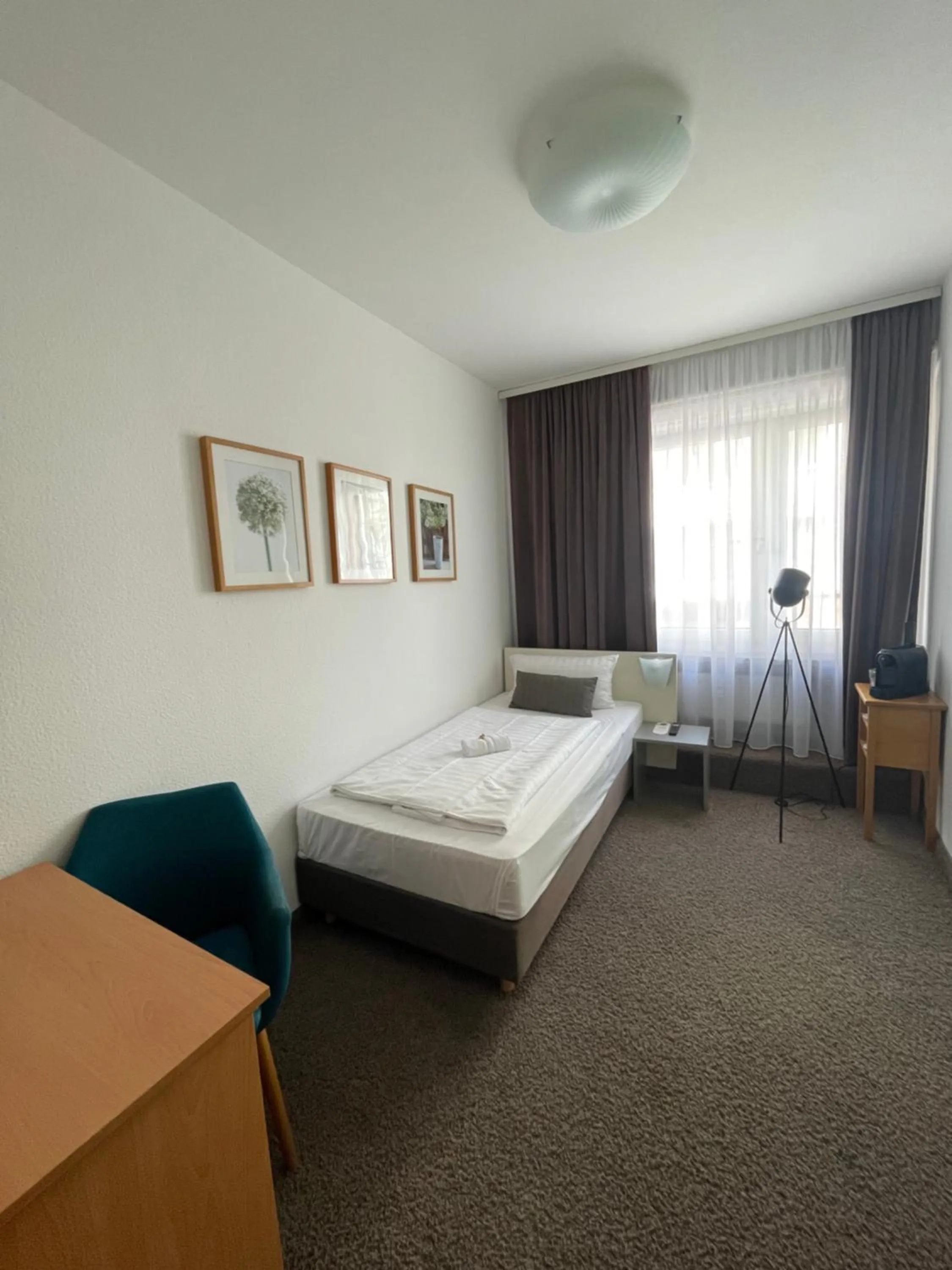 Bed in MAX Hotel Düsseldorf Self-Check-in