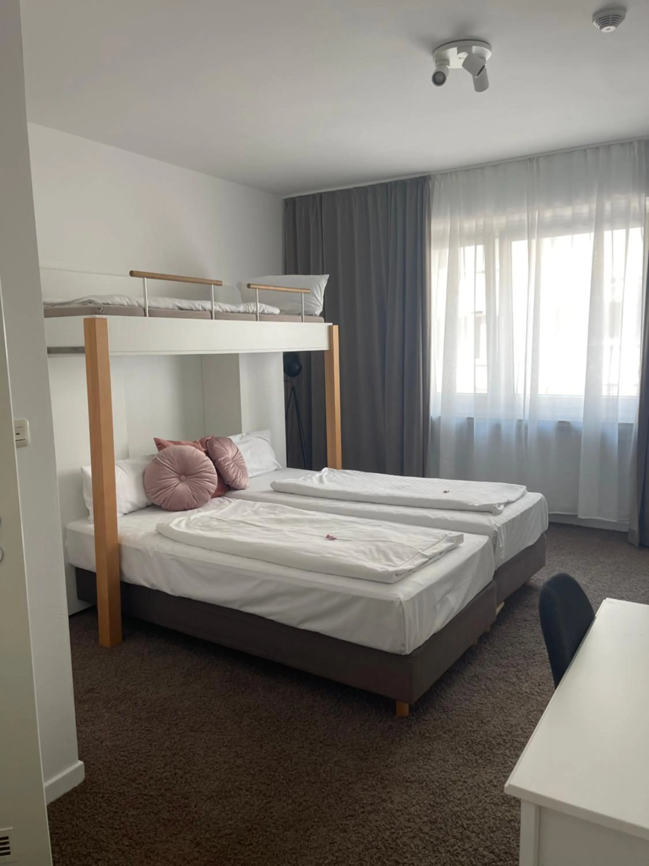 Bed in MAX Hotel Düsseldorf Self-Check-in