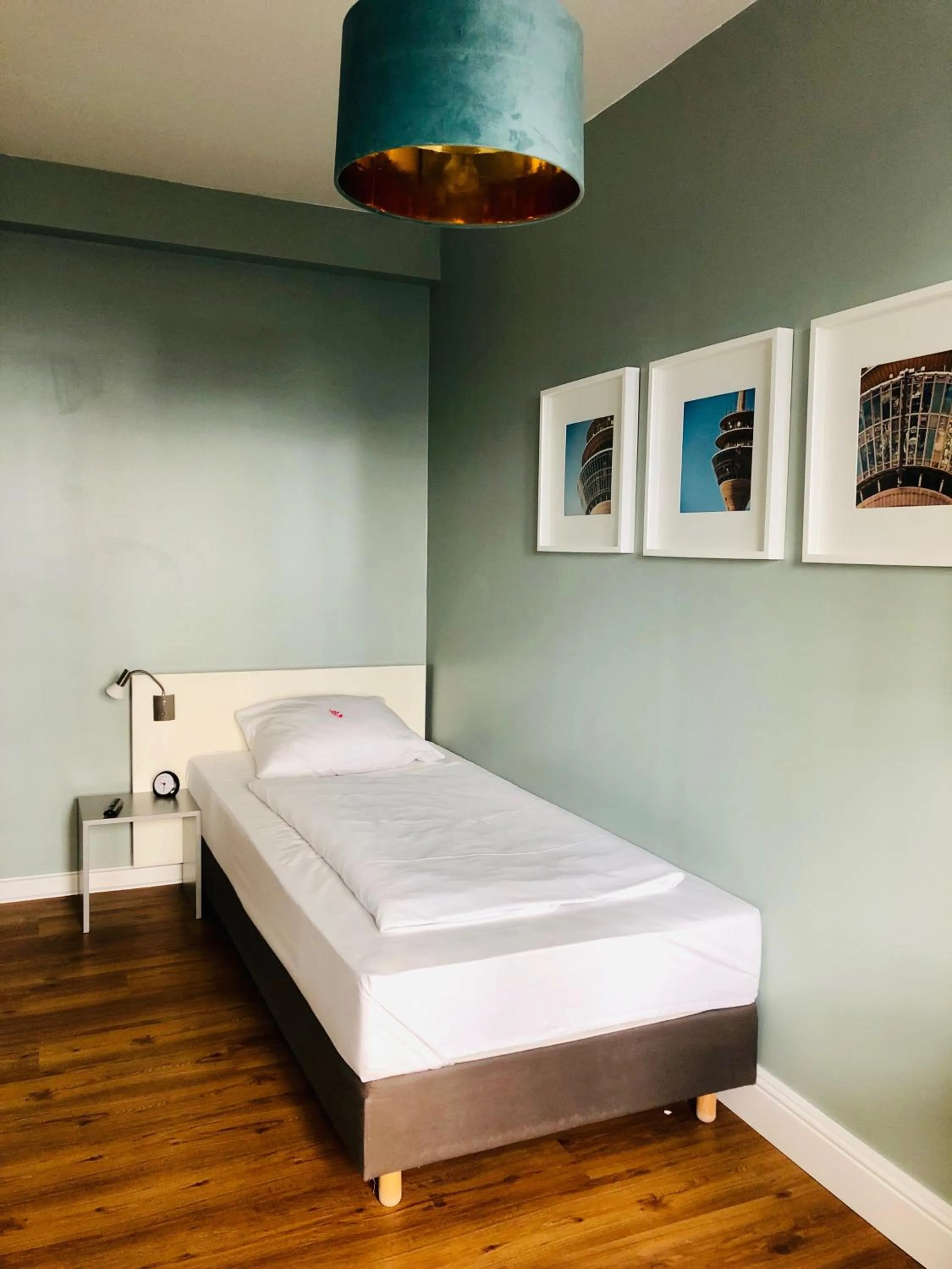 Bed in MAX Hotel Düsseldorf Self-Check-in