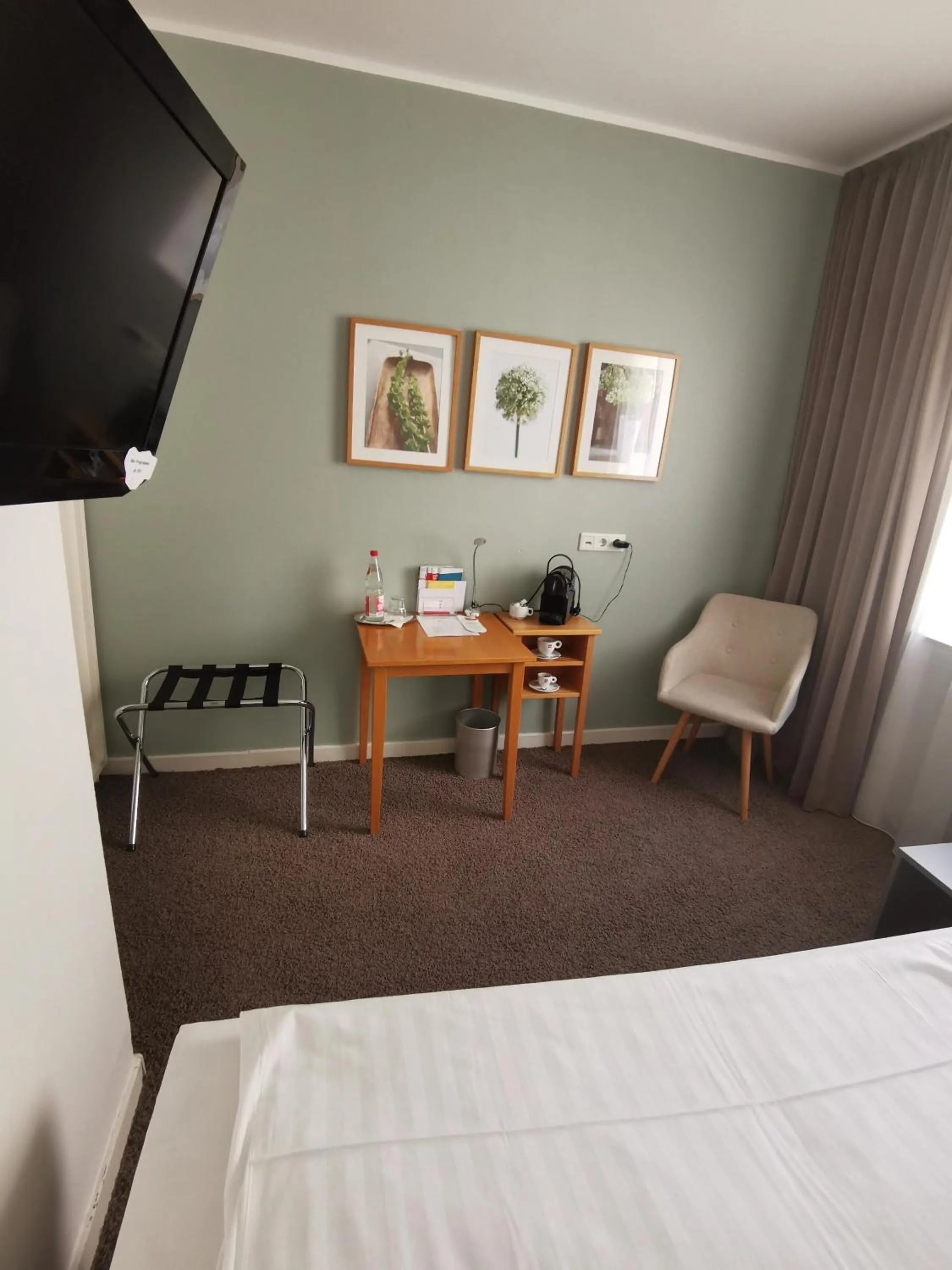 Bed in MAX Hotel Düsseldorf Self-Check-in