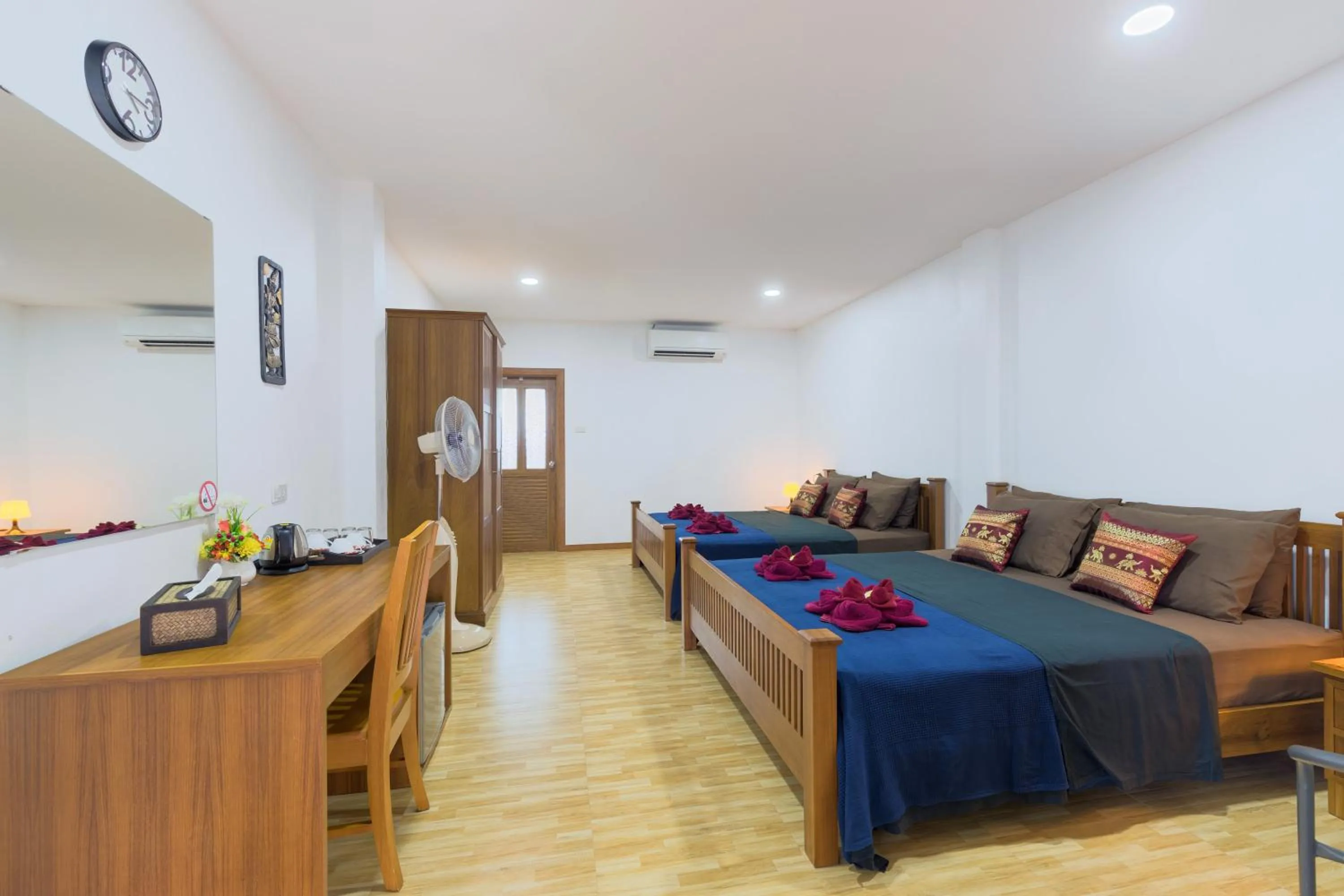 Photo of the whole room, Bed in Family Song Koh Lipe