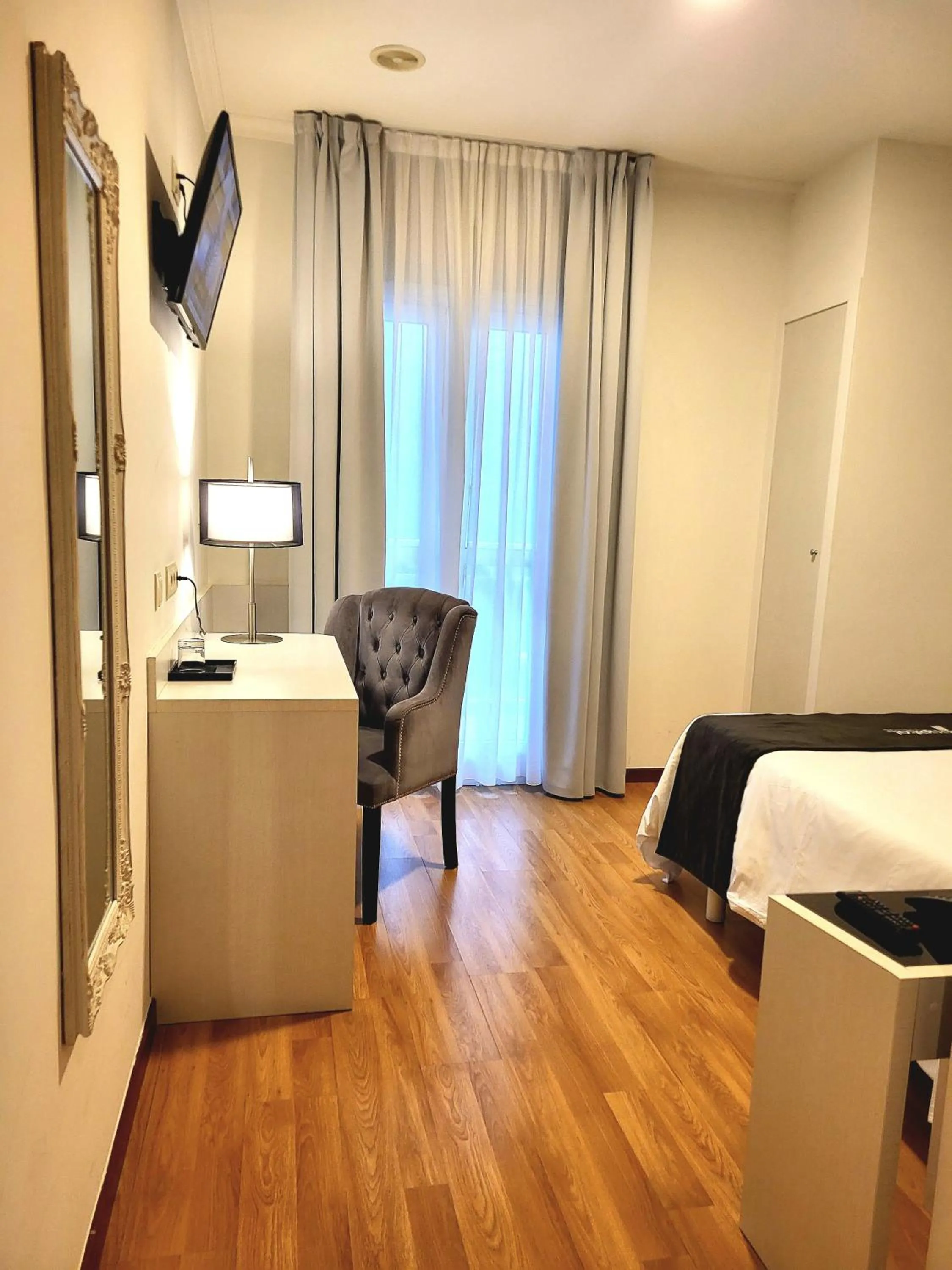 Bedroom, Bed in Capitol Boutique Hotel