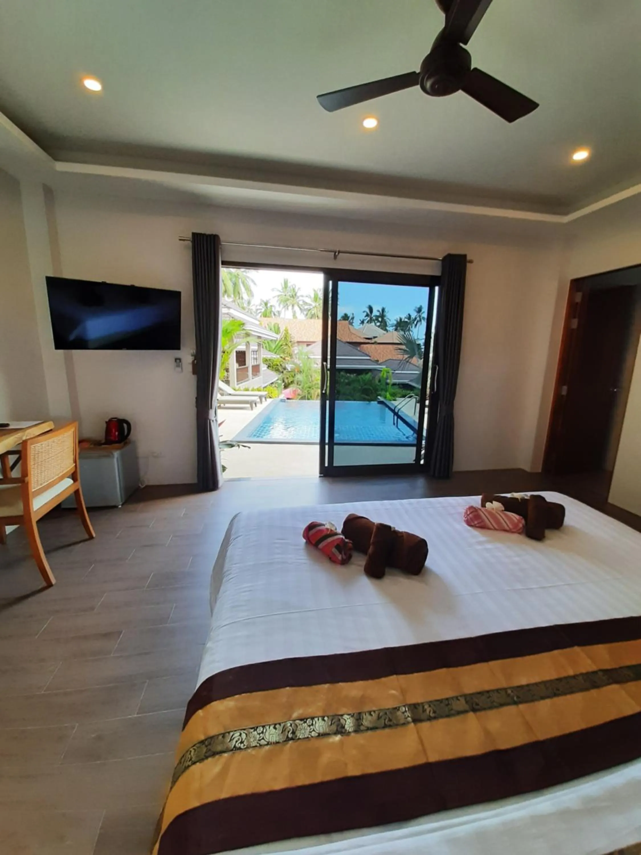 Photo of the whole room, Bed in Baan Sawan Samui Resort