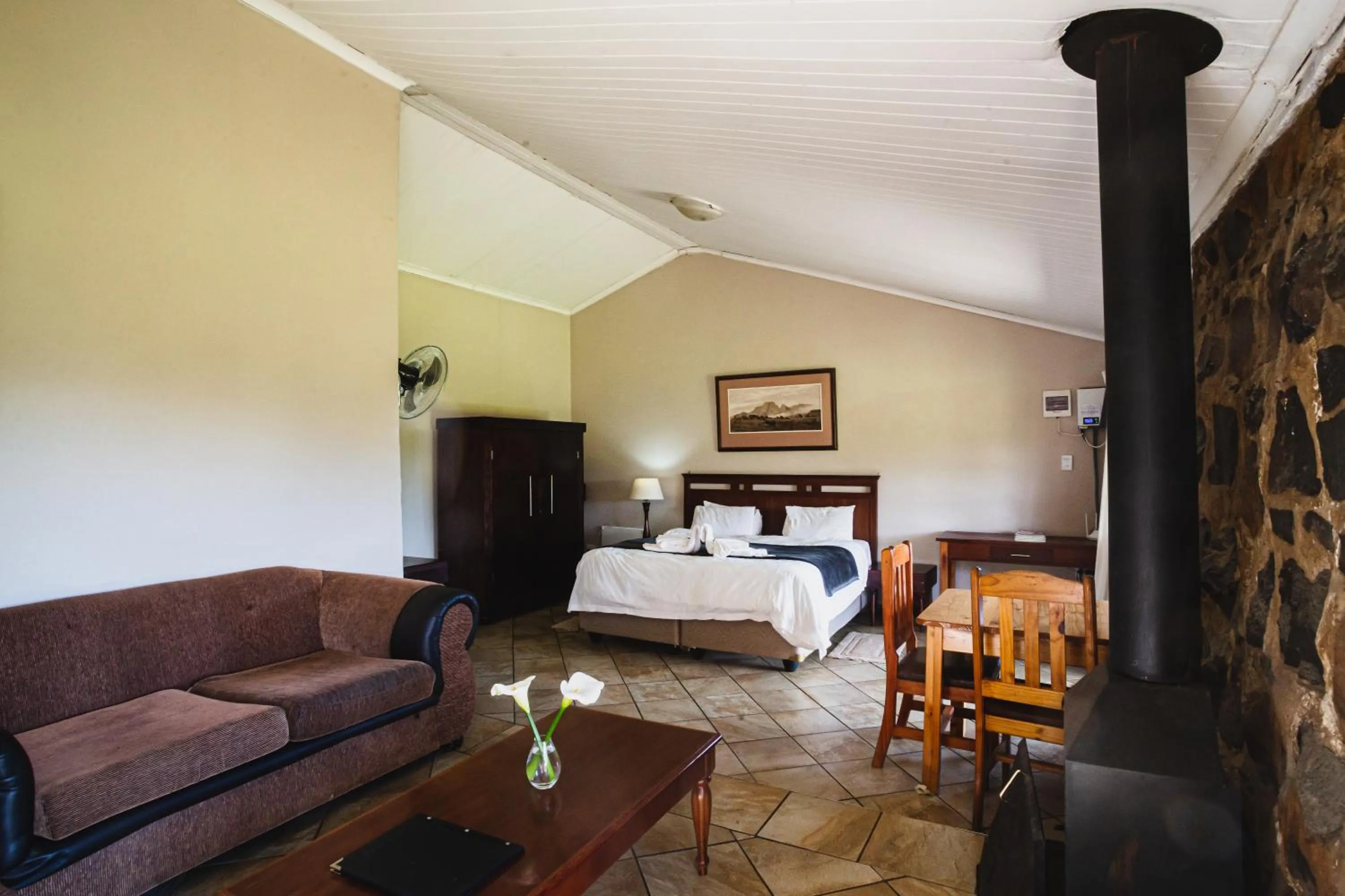 Seating area, Bed in Ardmore Guest Farm