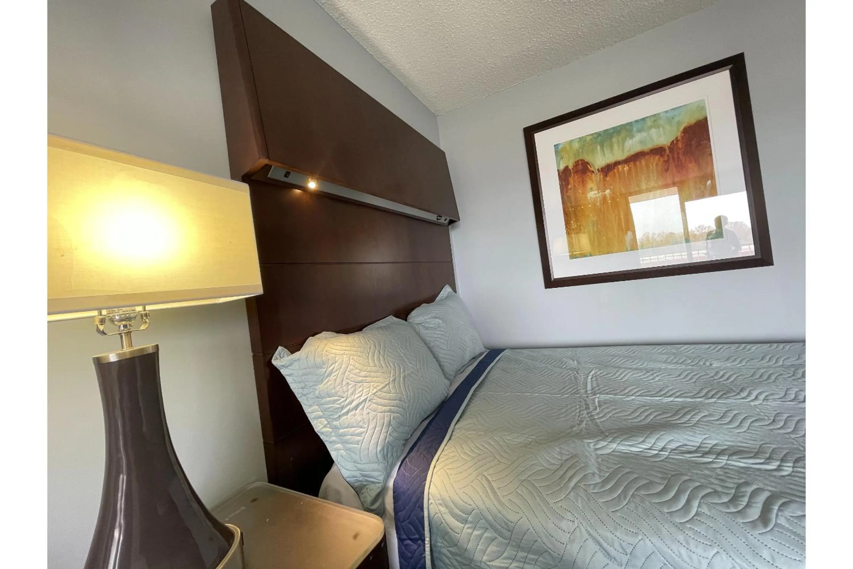 Bedroom in Lamplighter Inn by OYO Charlotte Airport Area