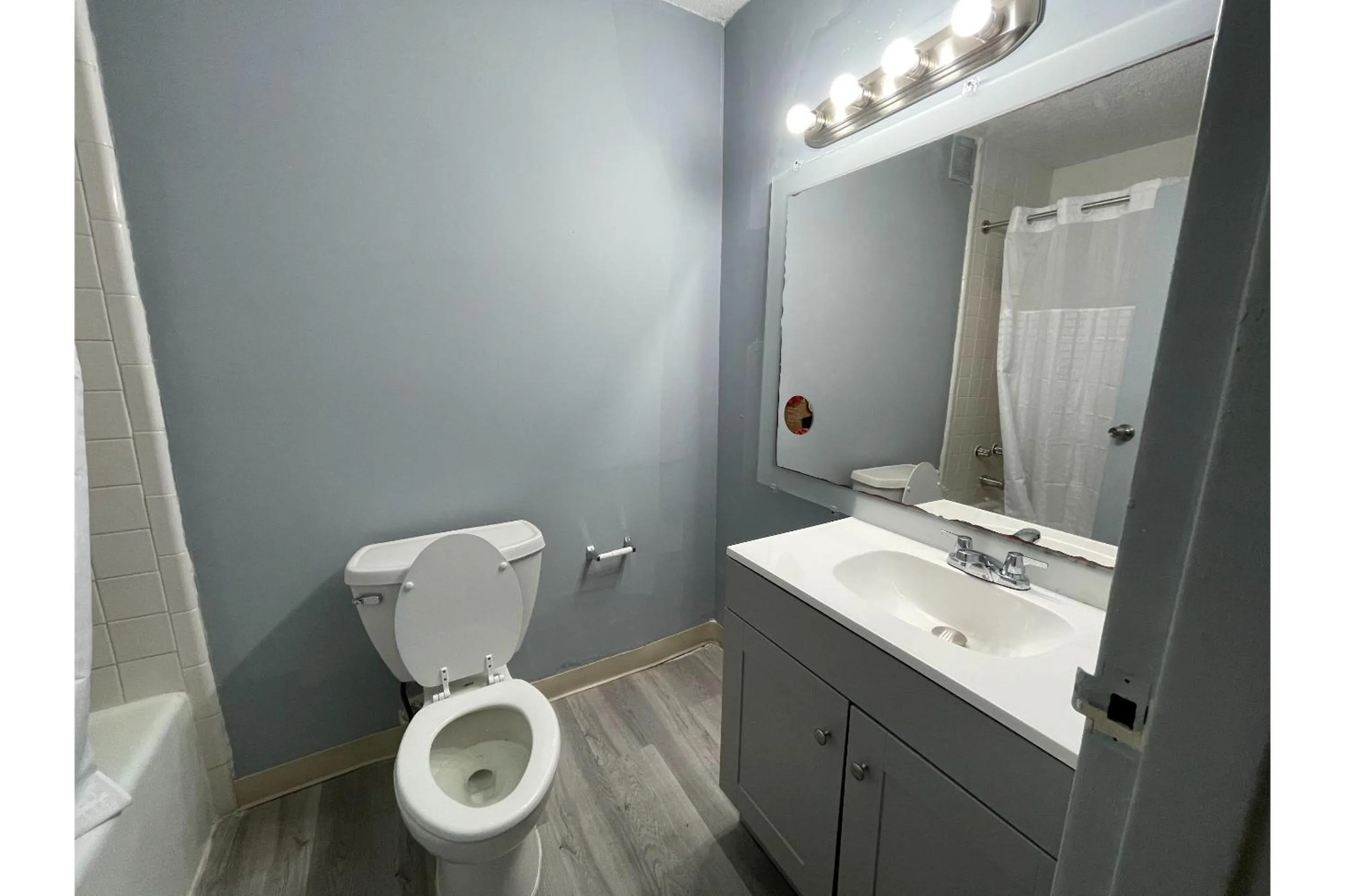 Bathroom in Lamplighter Inn by OYO Charlotte Airport Area