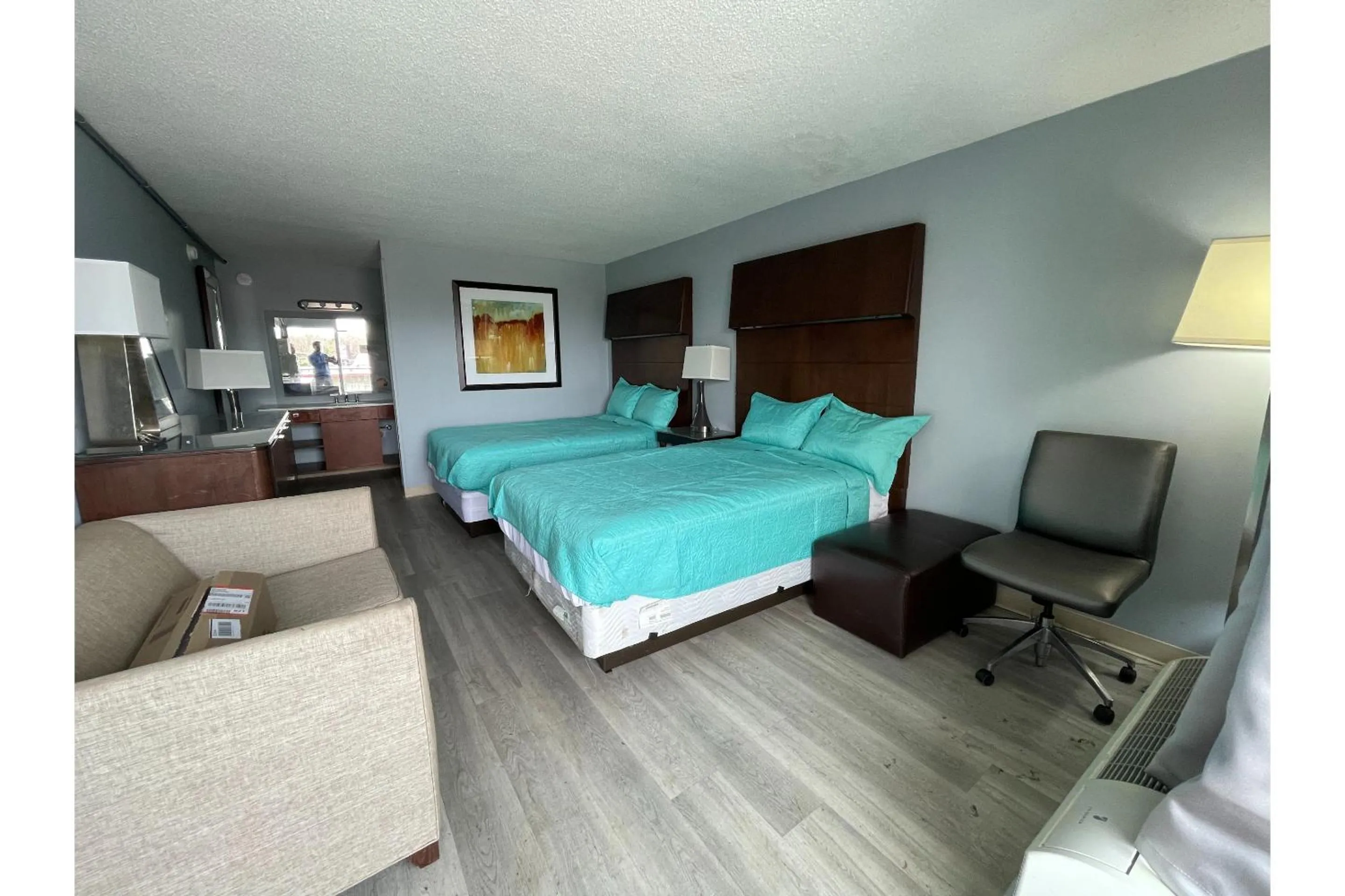 Bedroom in Lamplighter Inn by OYO Charlotte Airport Area