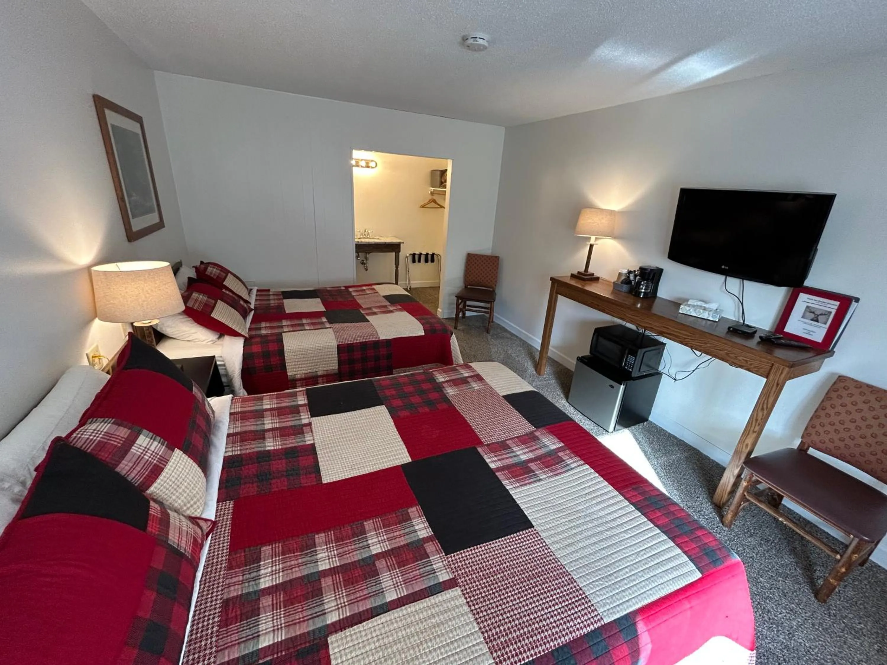 Bed in Trails INN Quadna Mountain Motel & RV Park