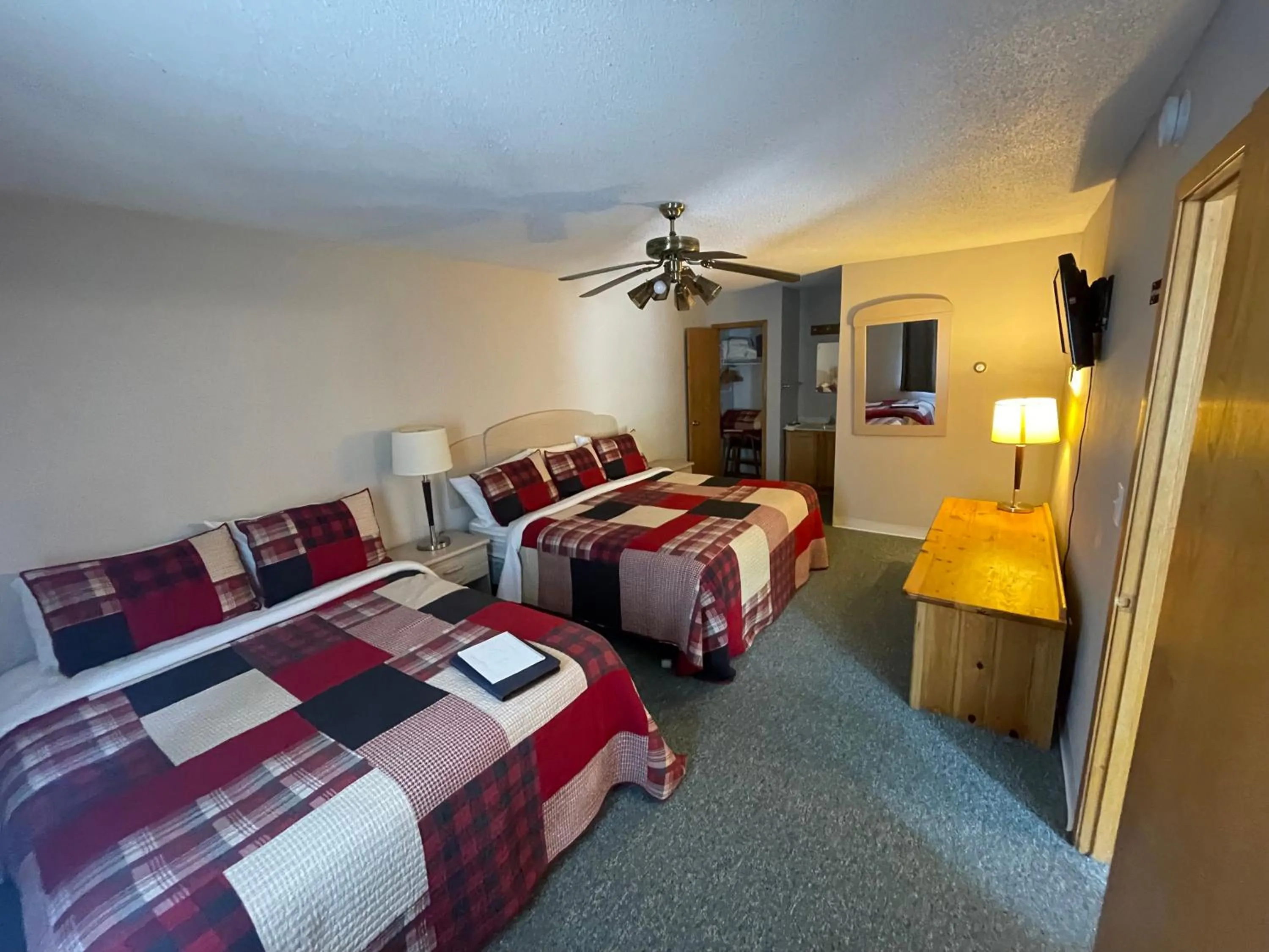 Bed in Trails INN Quadna Mountain Motel & RV Park