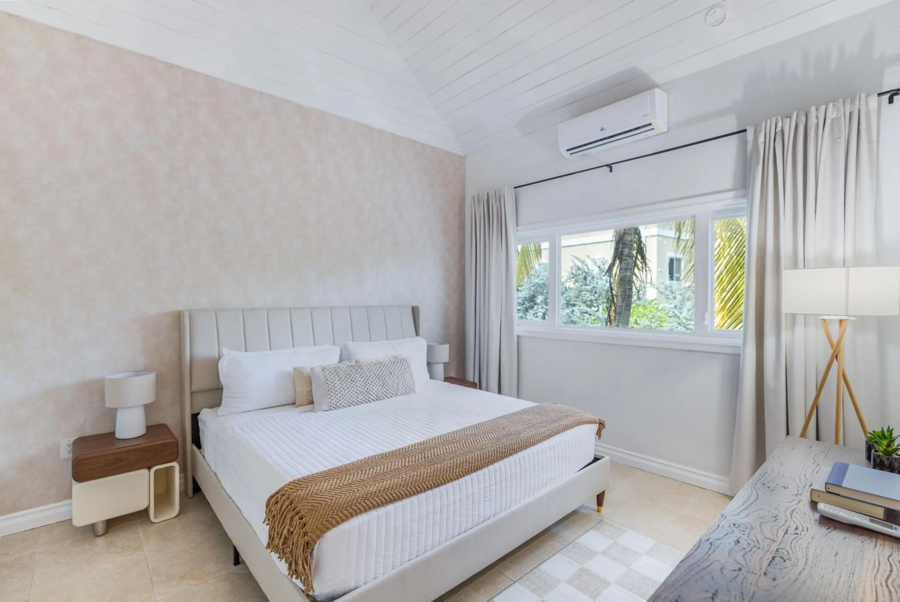 Bedroom, Bed in Cobalt Coast Resort