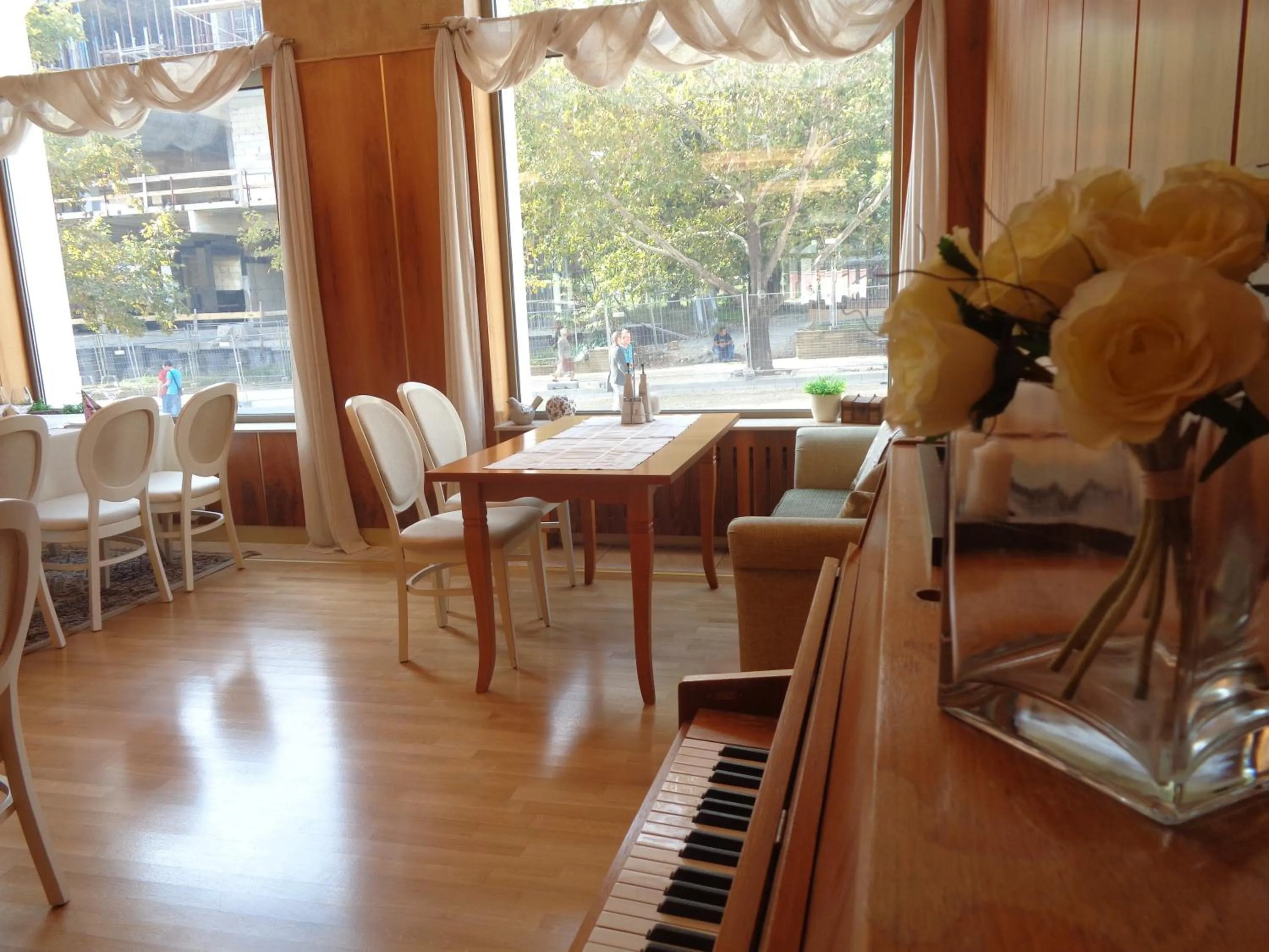 Restaurant/places to eat in Hotel Park Central