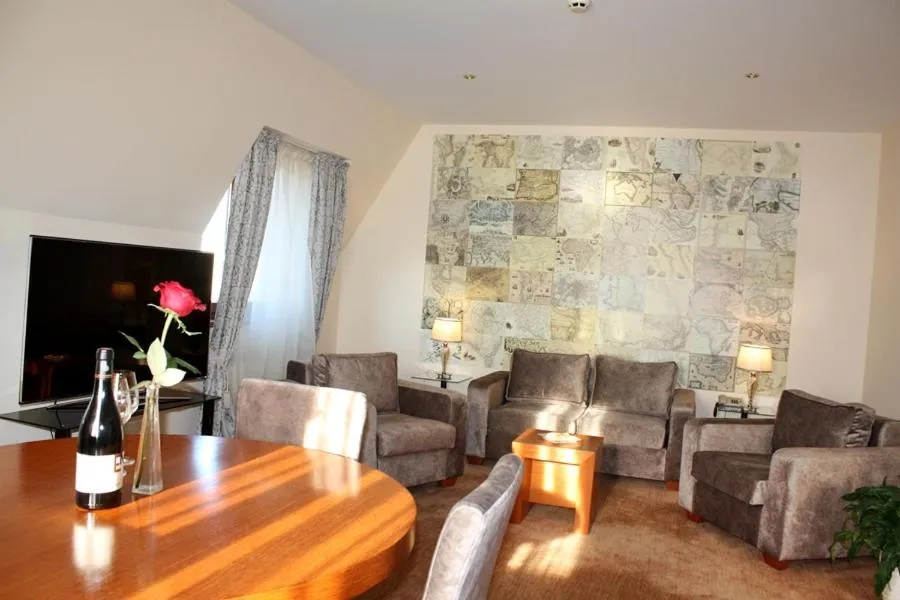 Seating area in Hotel Park Central