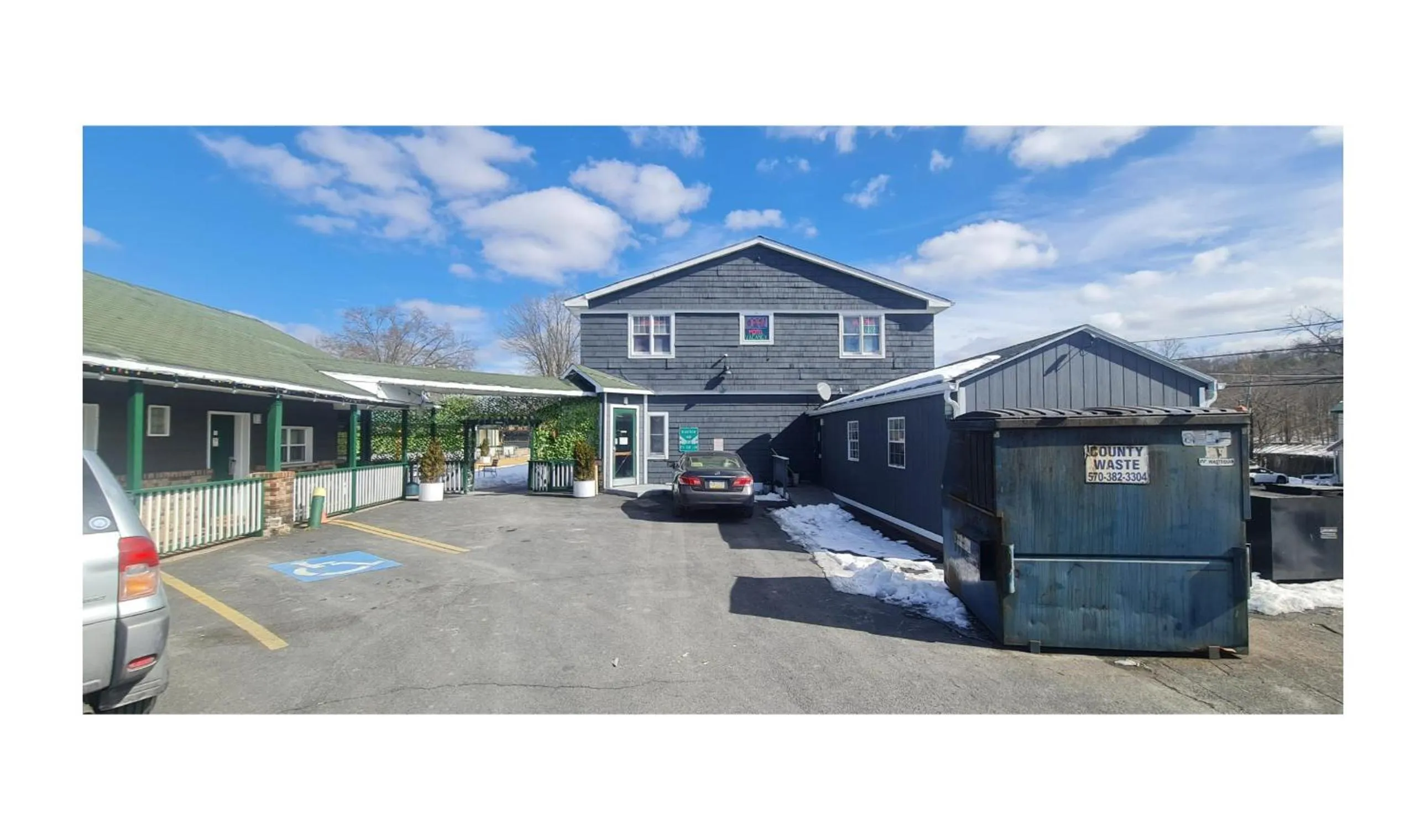 Parking in Werry's Cottages Motel & Pub by OYO East Stroudsburg Poconos