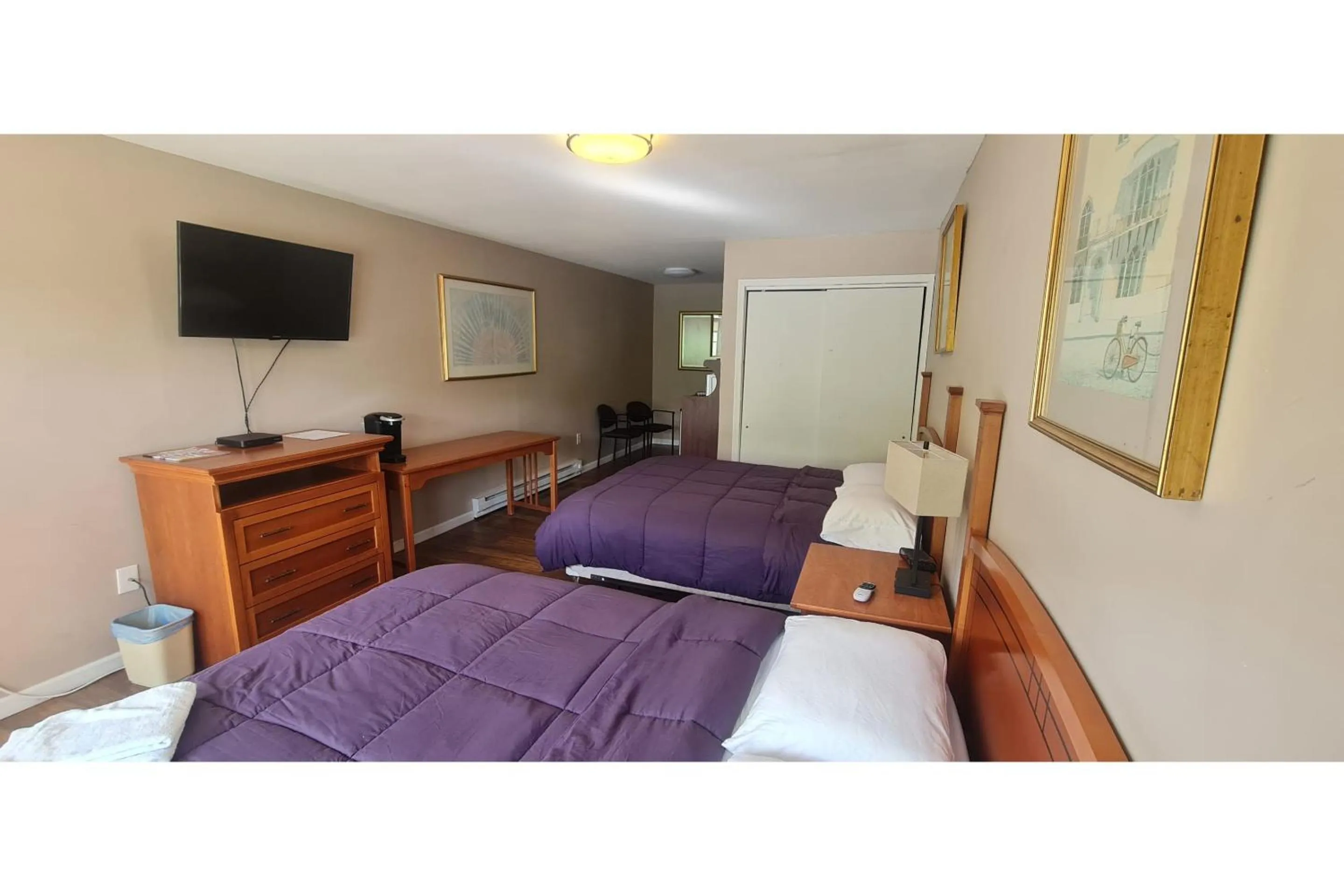 Bedroom, Bed in Werry's Cottages Motel & Pub by OYO East Stroudsburg Poconos