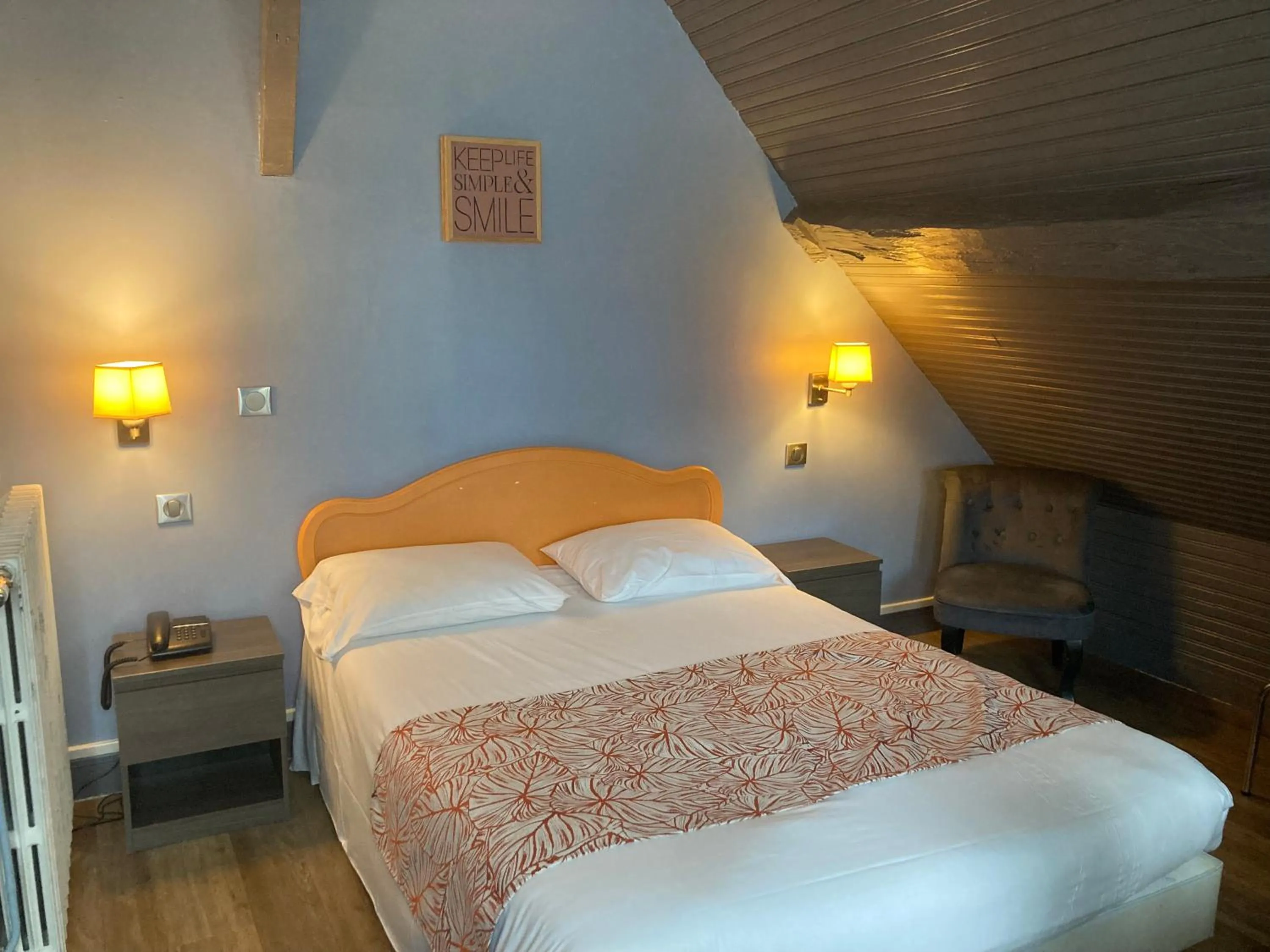 Photo of the whole room, Bed in Hotel Le Bon Laboureur