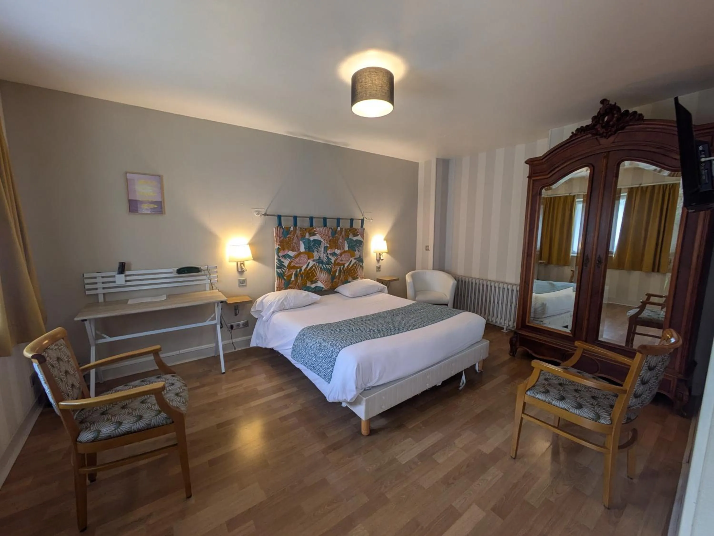 Bed in Hotel Le Bon Laboureur