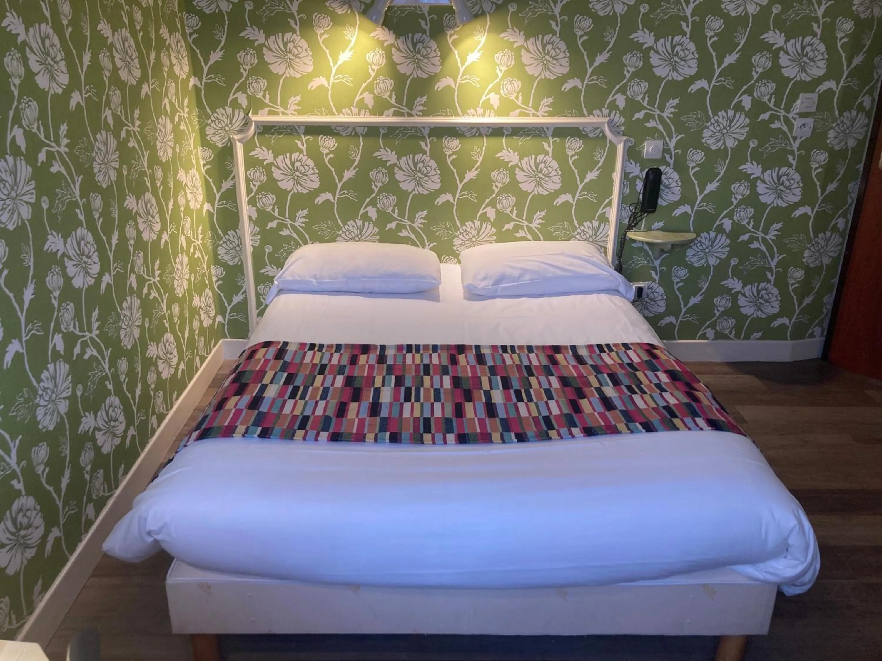 Bed in Hotel Le Bon Laboureur