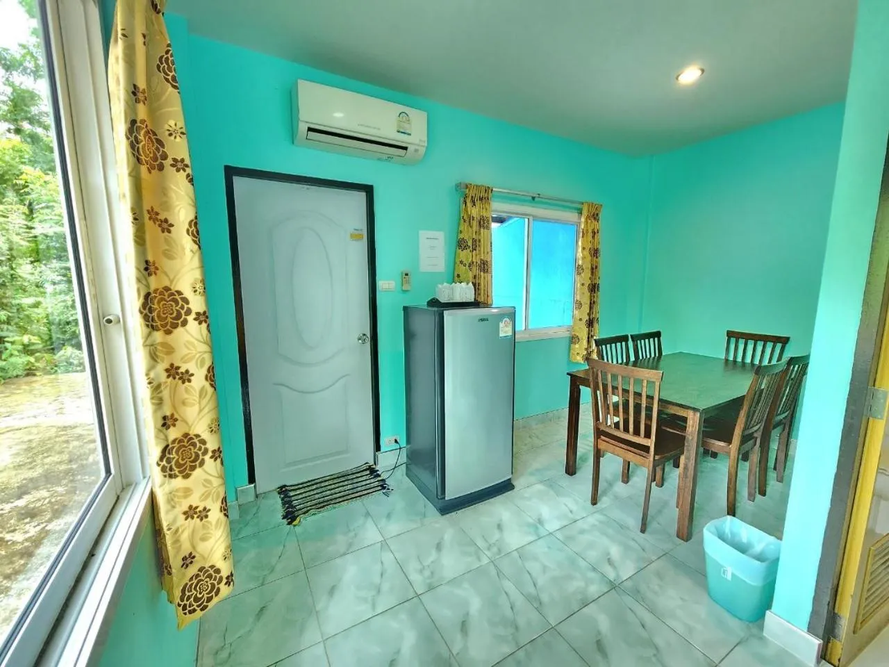 Dining area in Blue Beach Bungalow