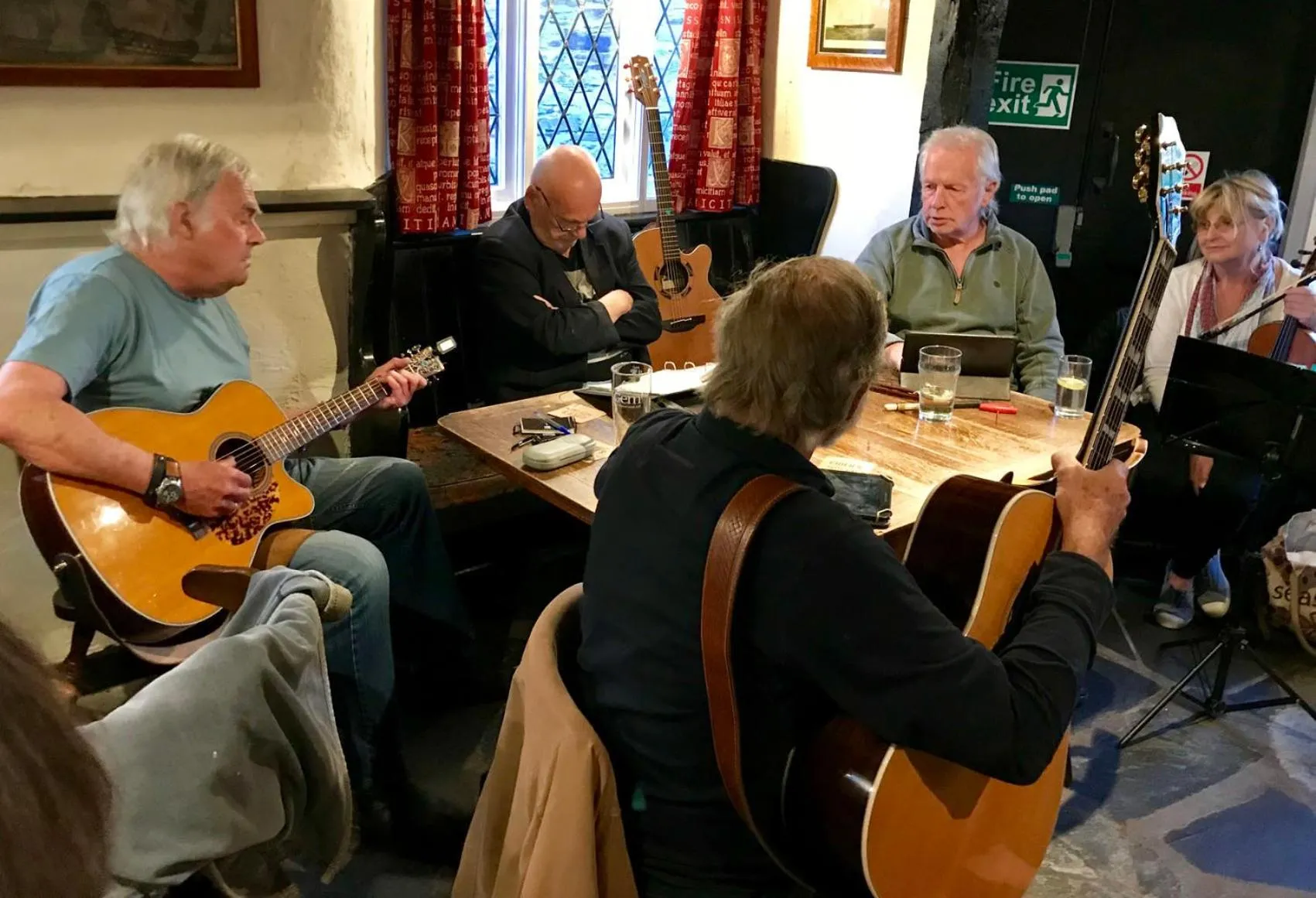 Evening entertainment in Jolly Sailor Inn
