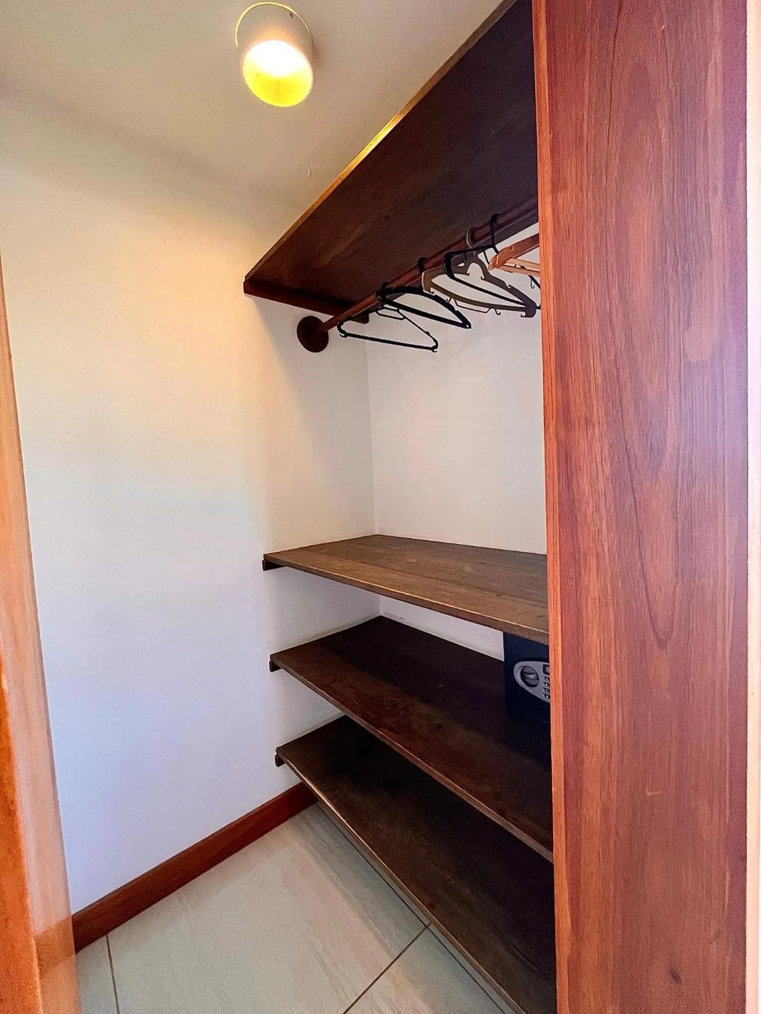 wardrobe in Hotel Vila Nova do Príncipe