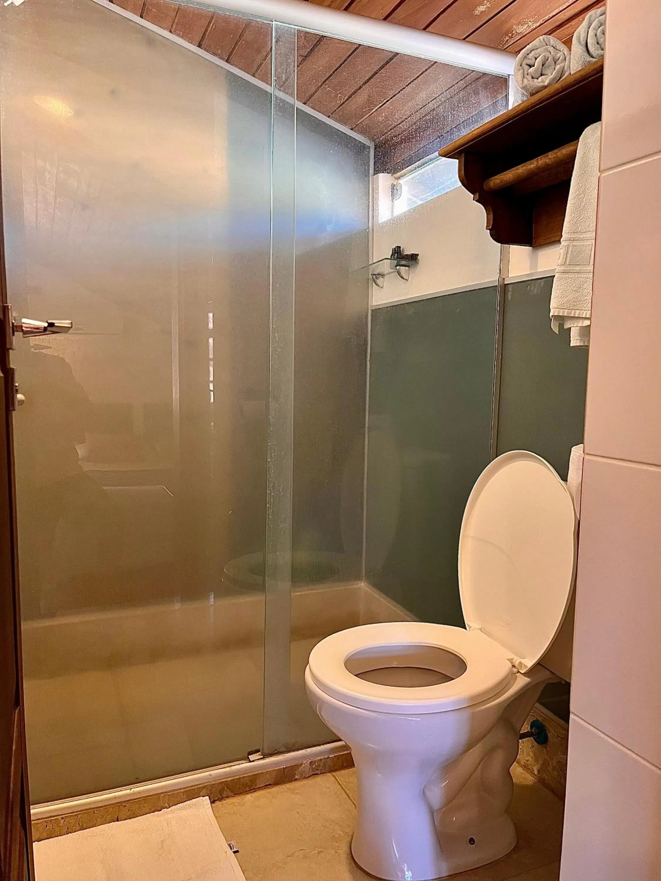 Shower in Hotel Vila Nova do Príncipe