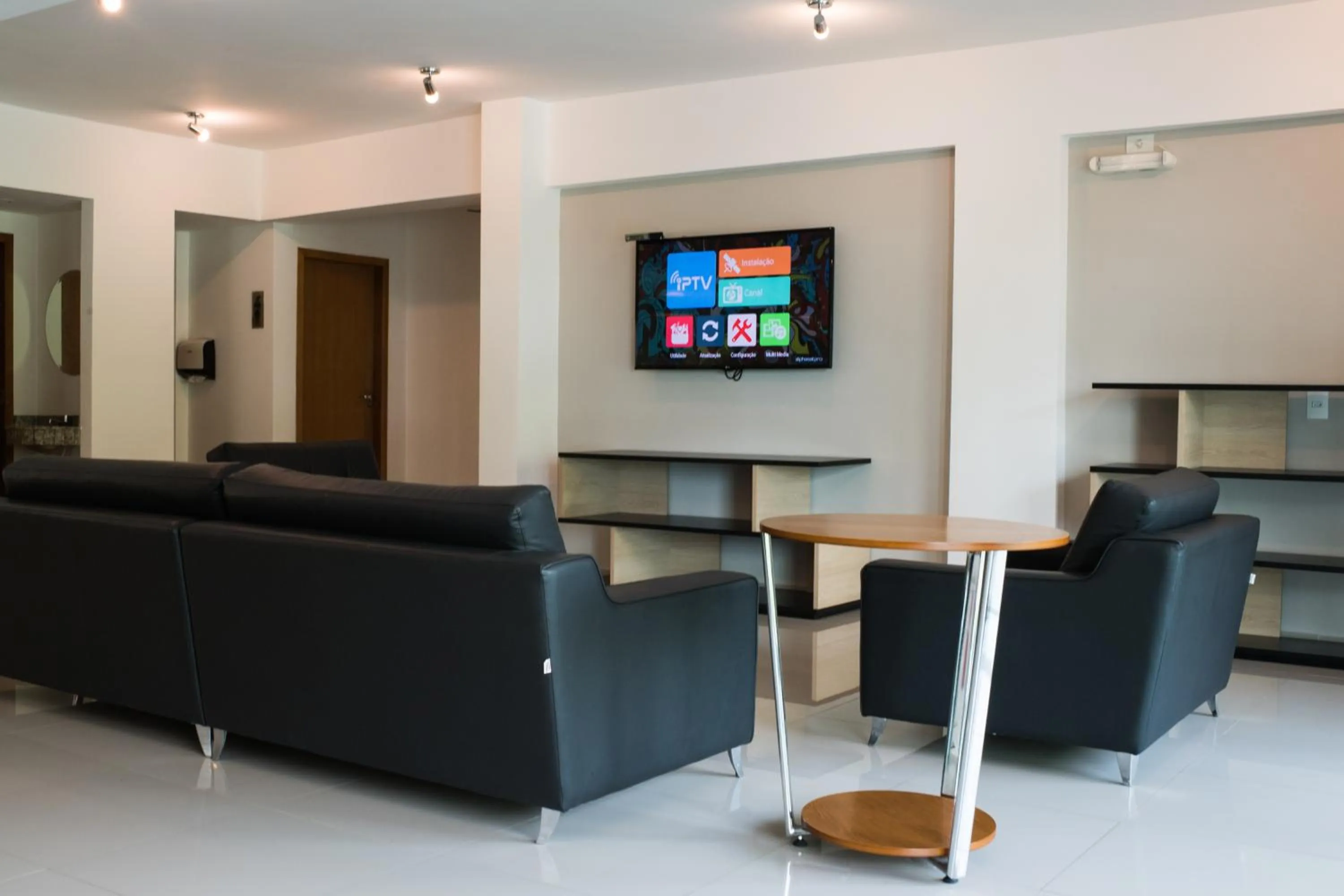 Communal lounge/ TV room in Hotel Porto Real Aparecida