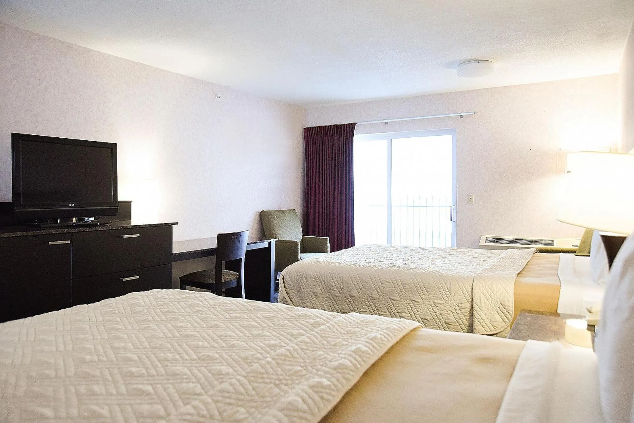 Bed in Argo Inn and Suites