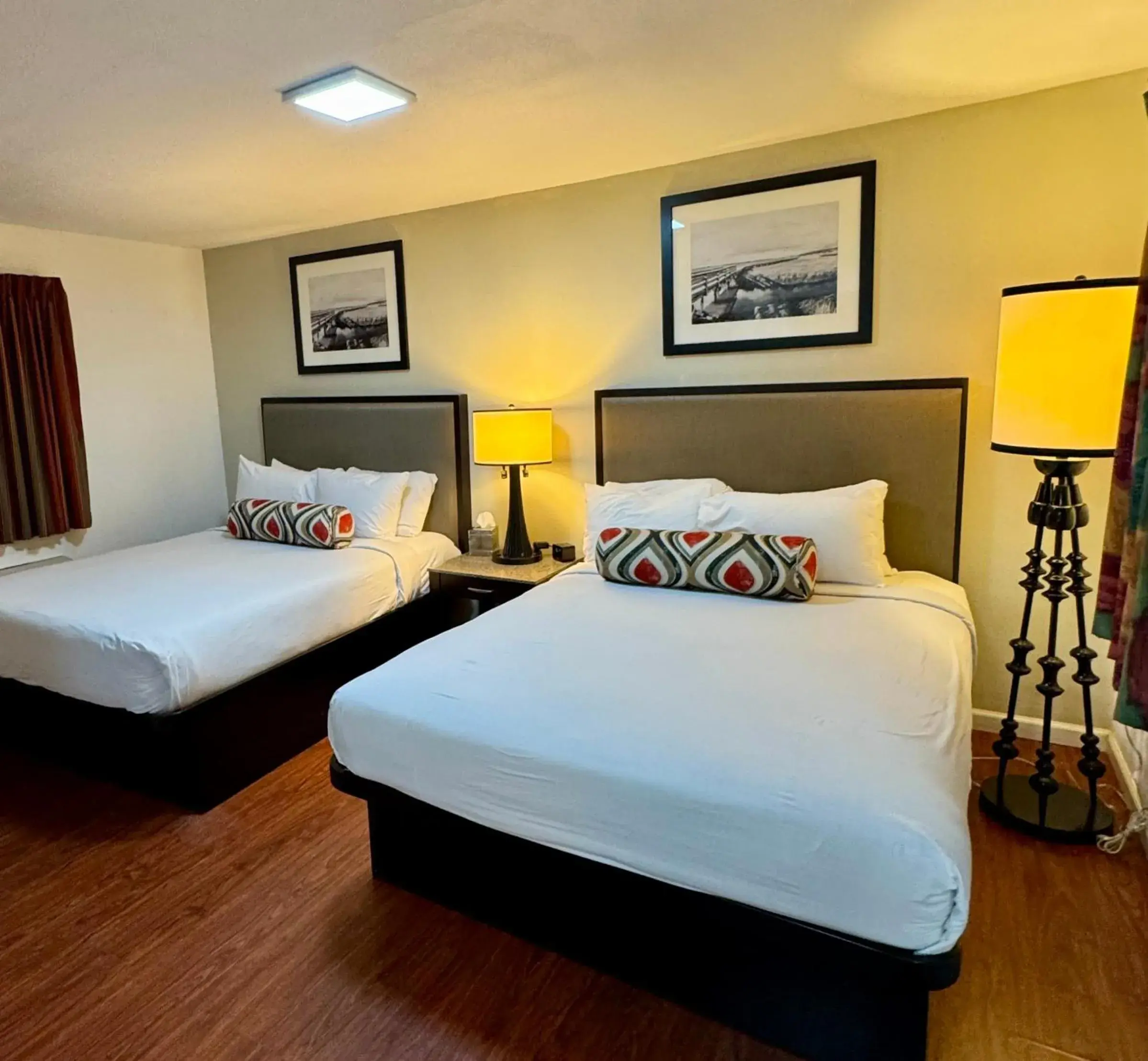 Queen Room with Two Queen Beds in Budget Motel Queen Room with Two Queen Beds in Budget Motel