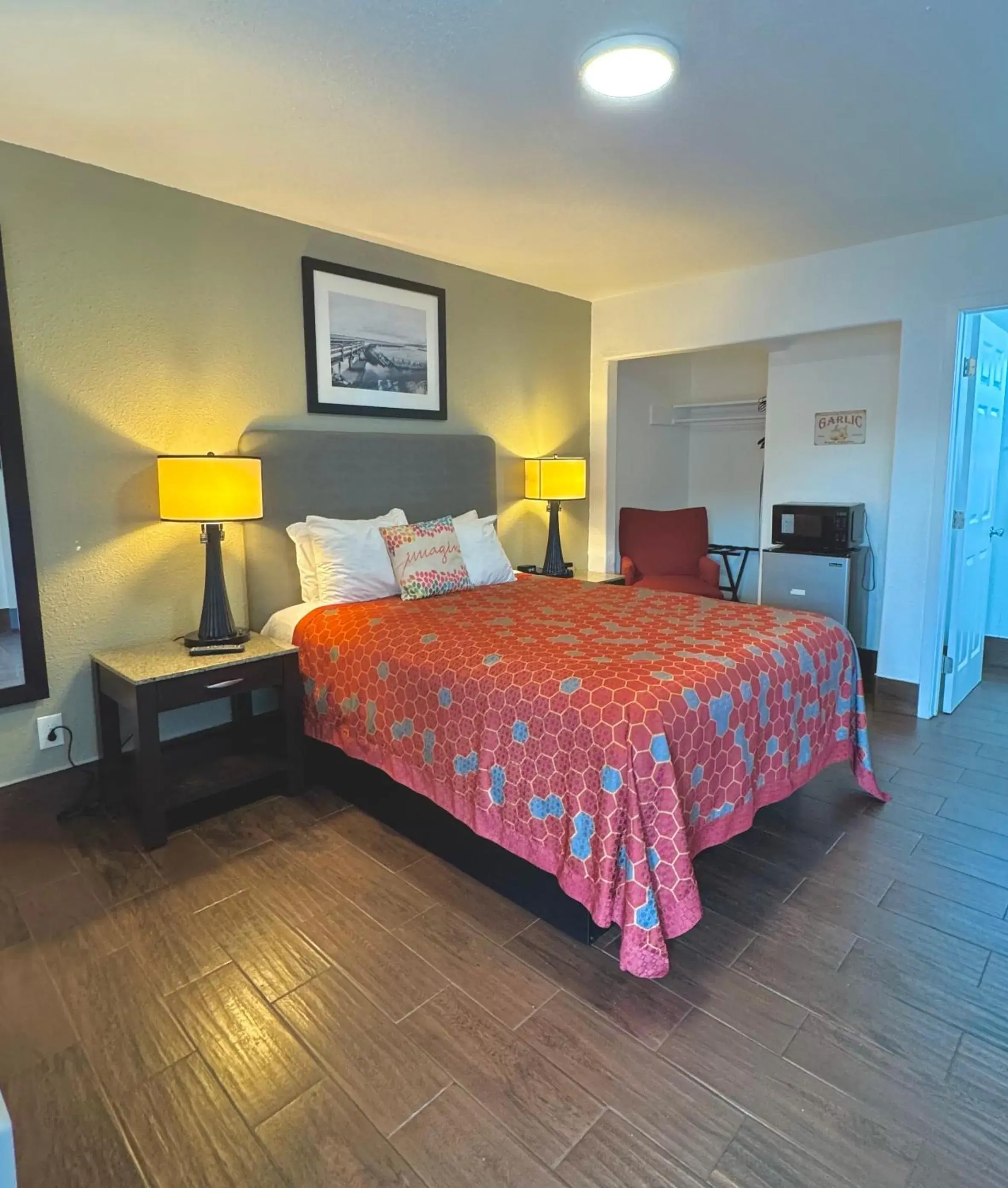 Queen Room in Budget Motel Queen Room in Budget Motel