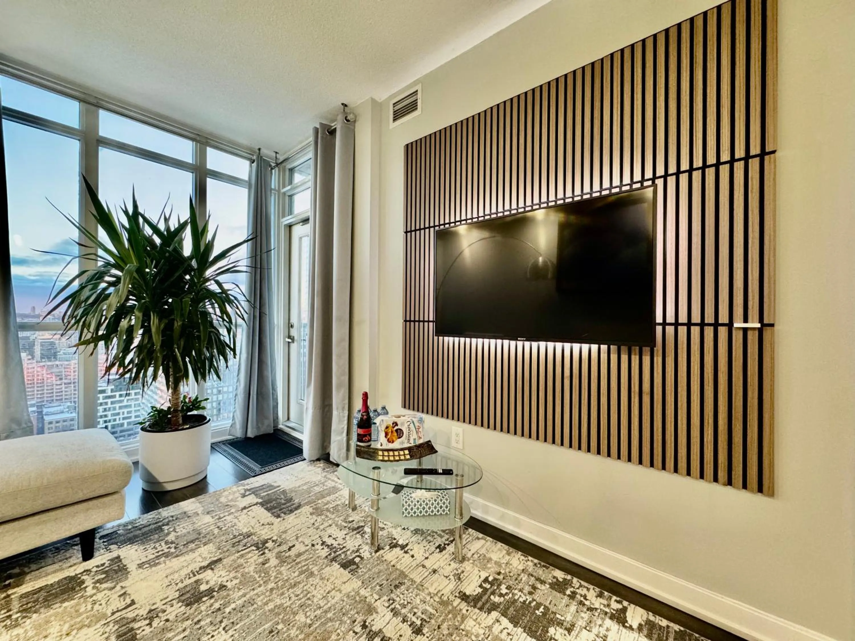 TVHR - Luxury Condos in Heart of Downtown with Breakfast