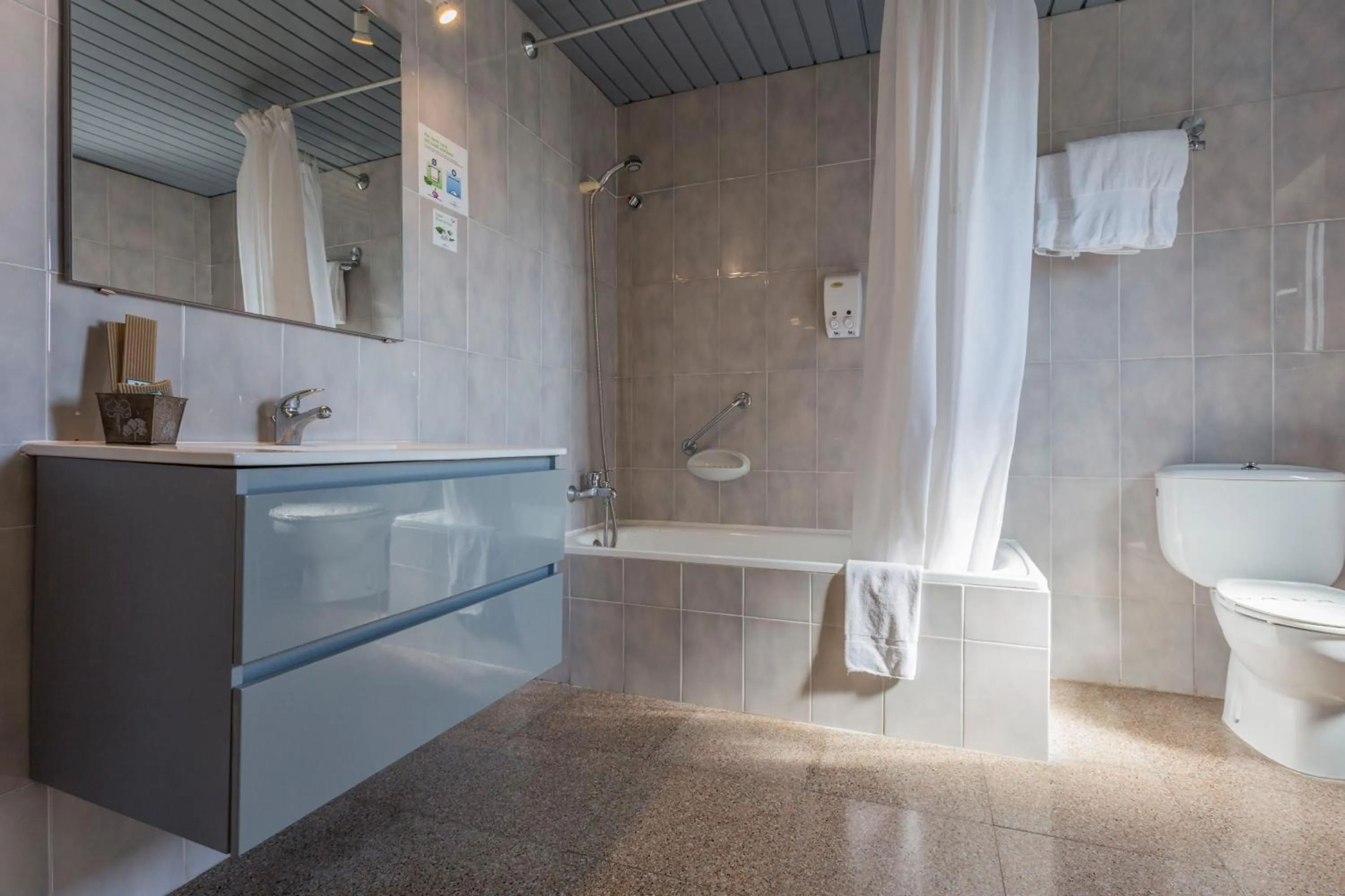 Bathroom in Hotel Castell Blanc