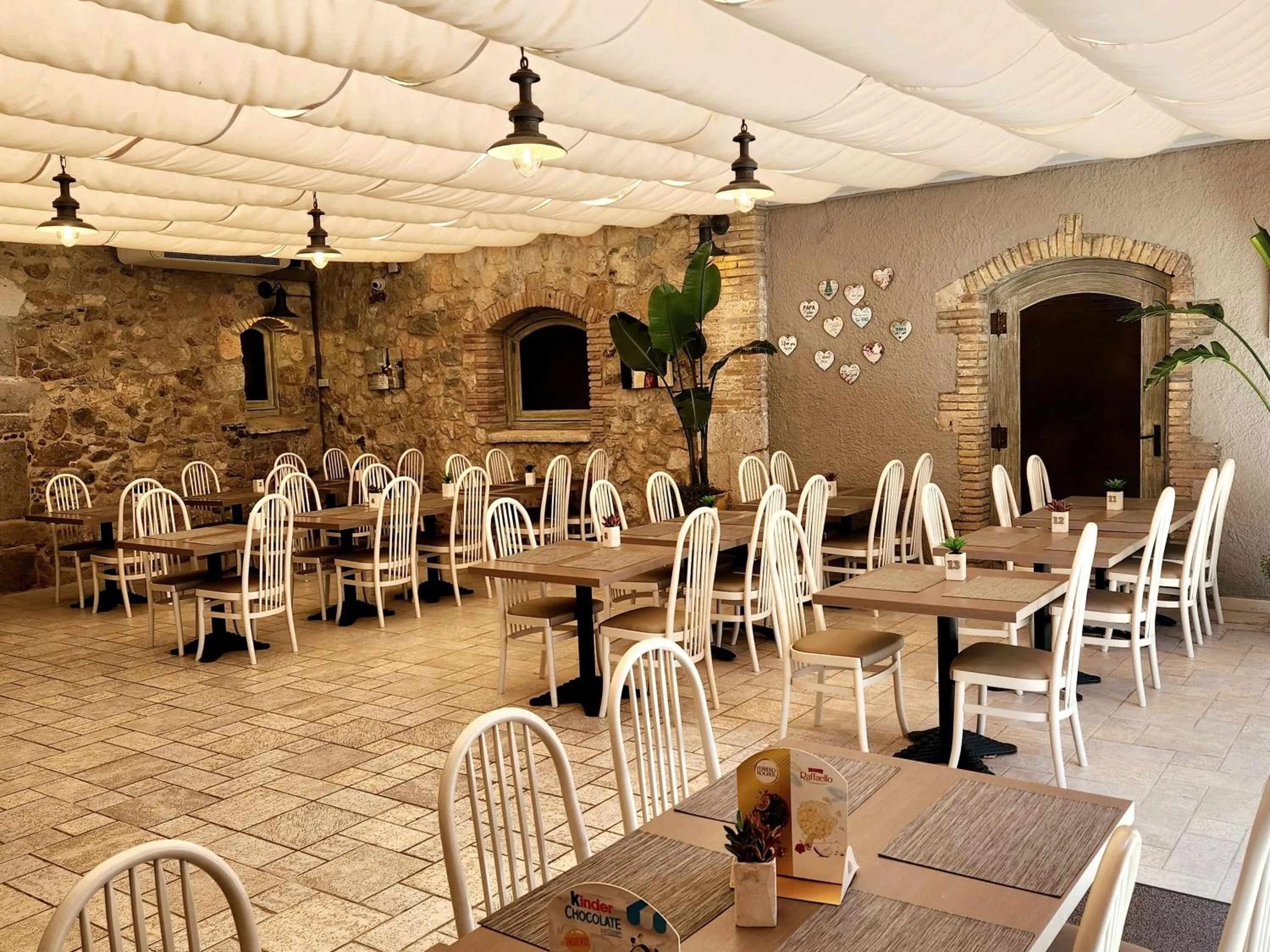 Restaurant/places to eat in Hotel Castell Blanc