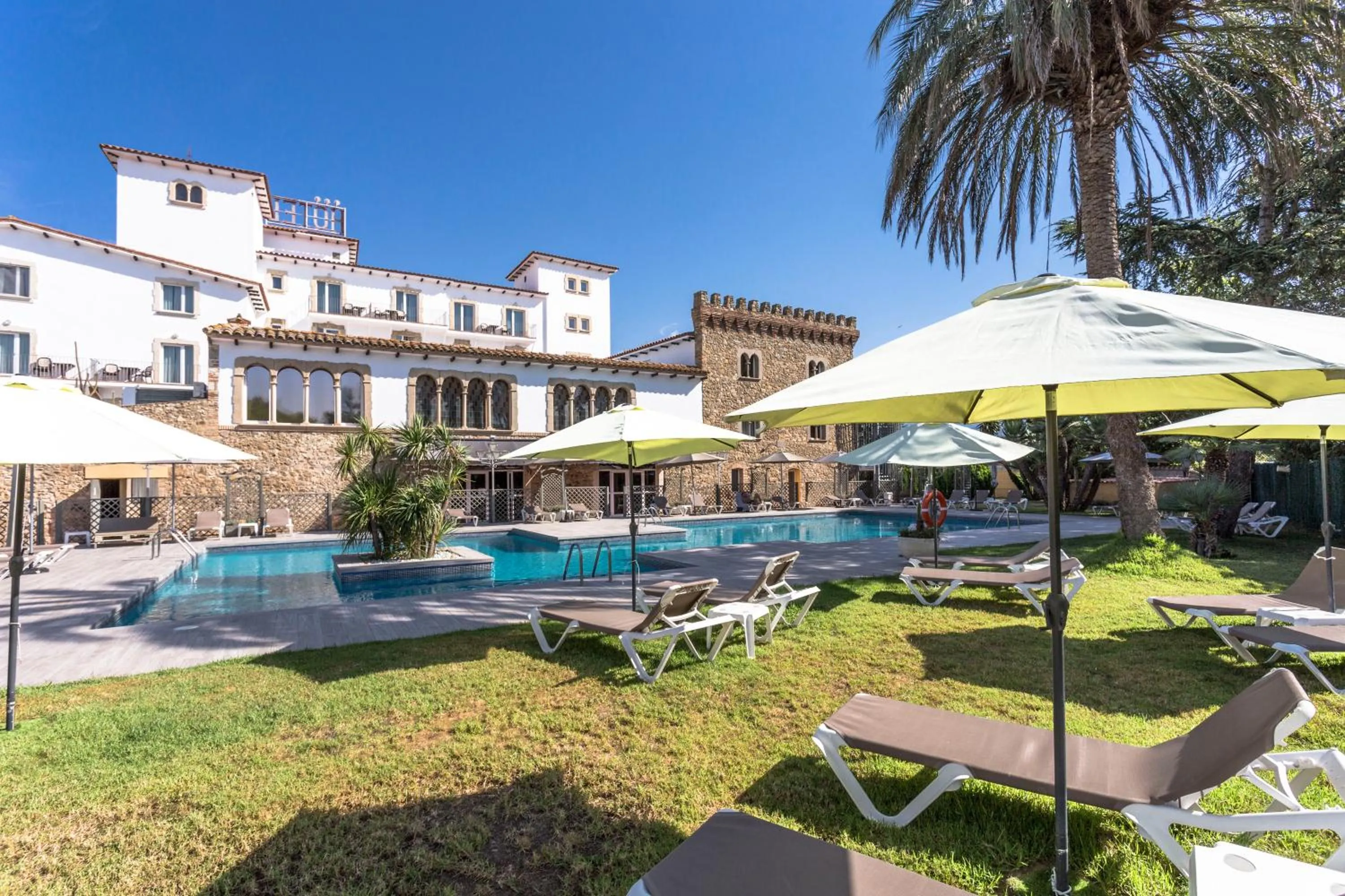 Swimming pool in Hotel Castell Blanc