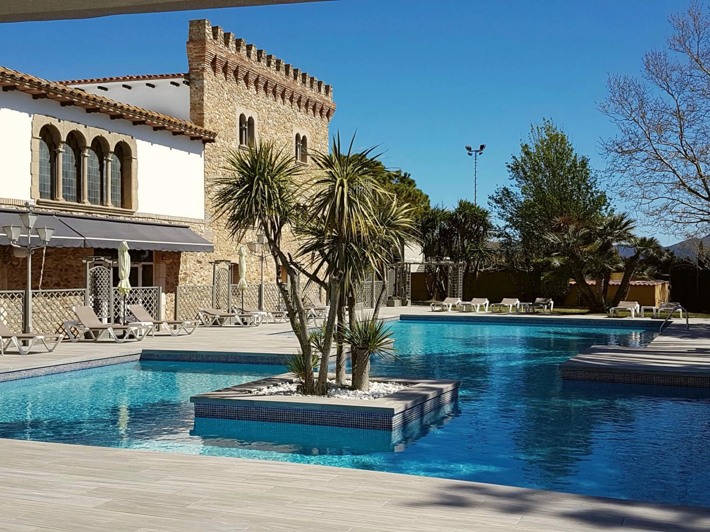 Facade/entrance in Hotel Castell Blanc