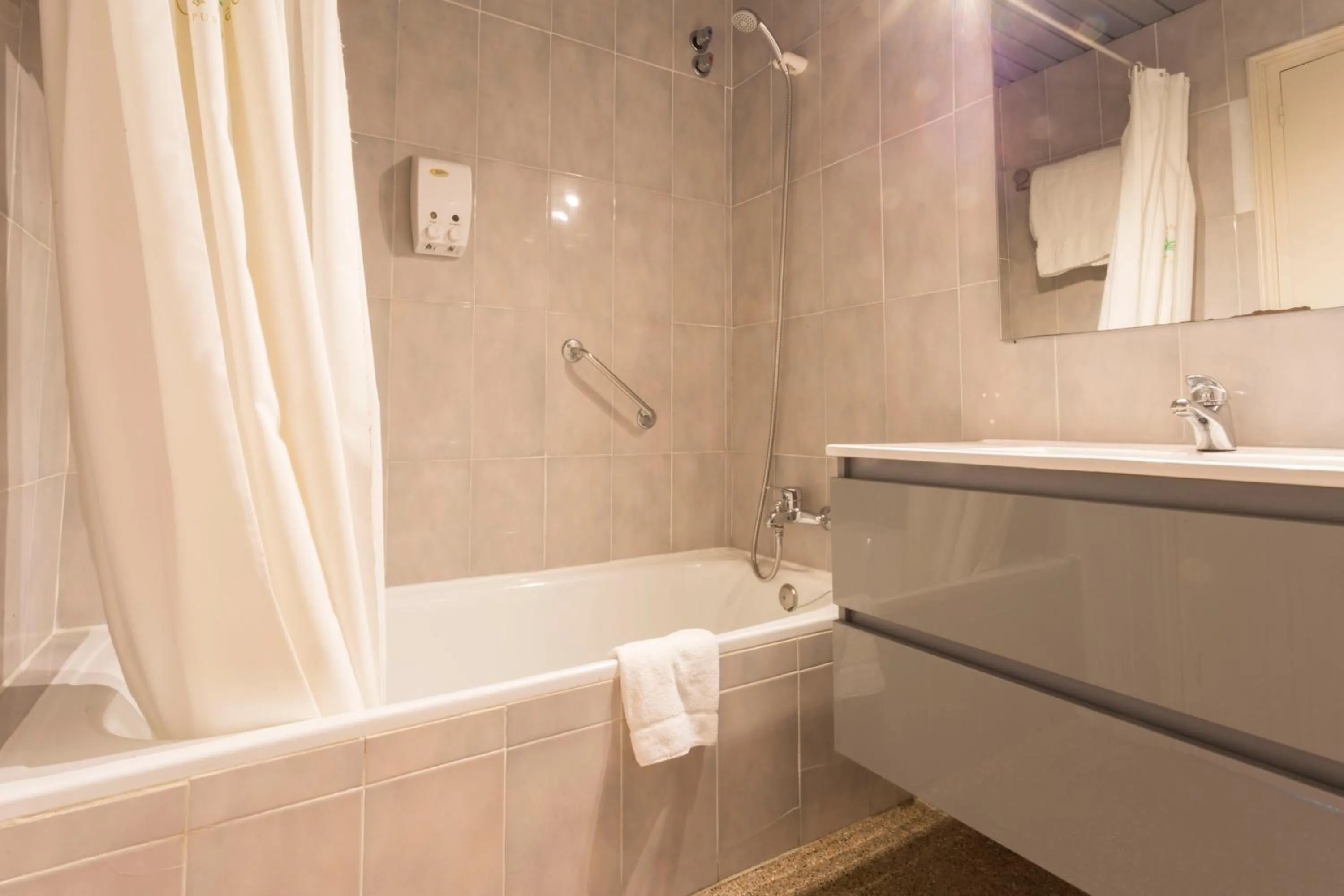 Bathroom in Hotel Castell Blanc