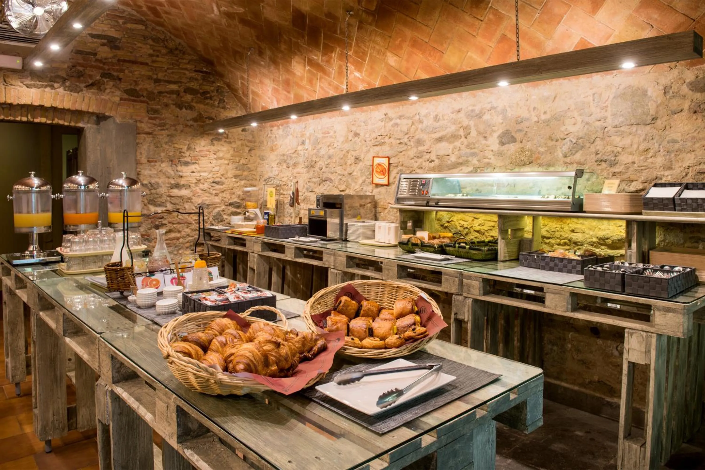 Food and drinks in Hotel Castell Blanc