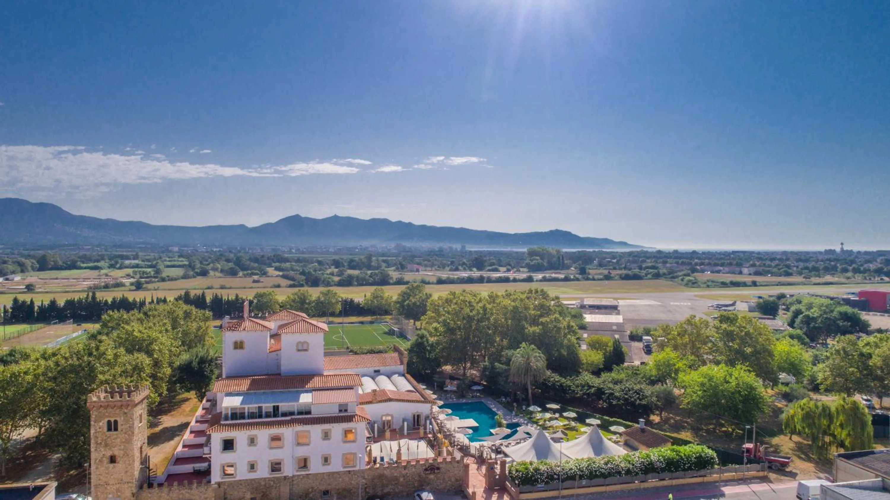 Property building in Hotel Castell Blanc