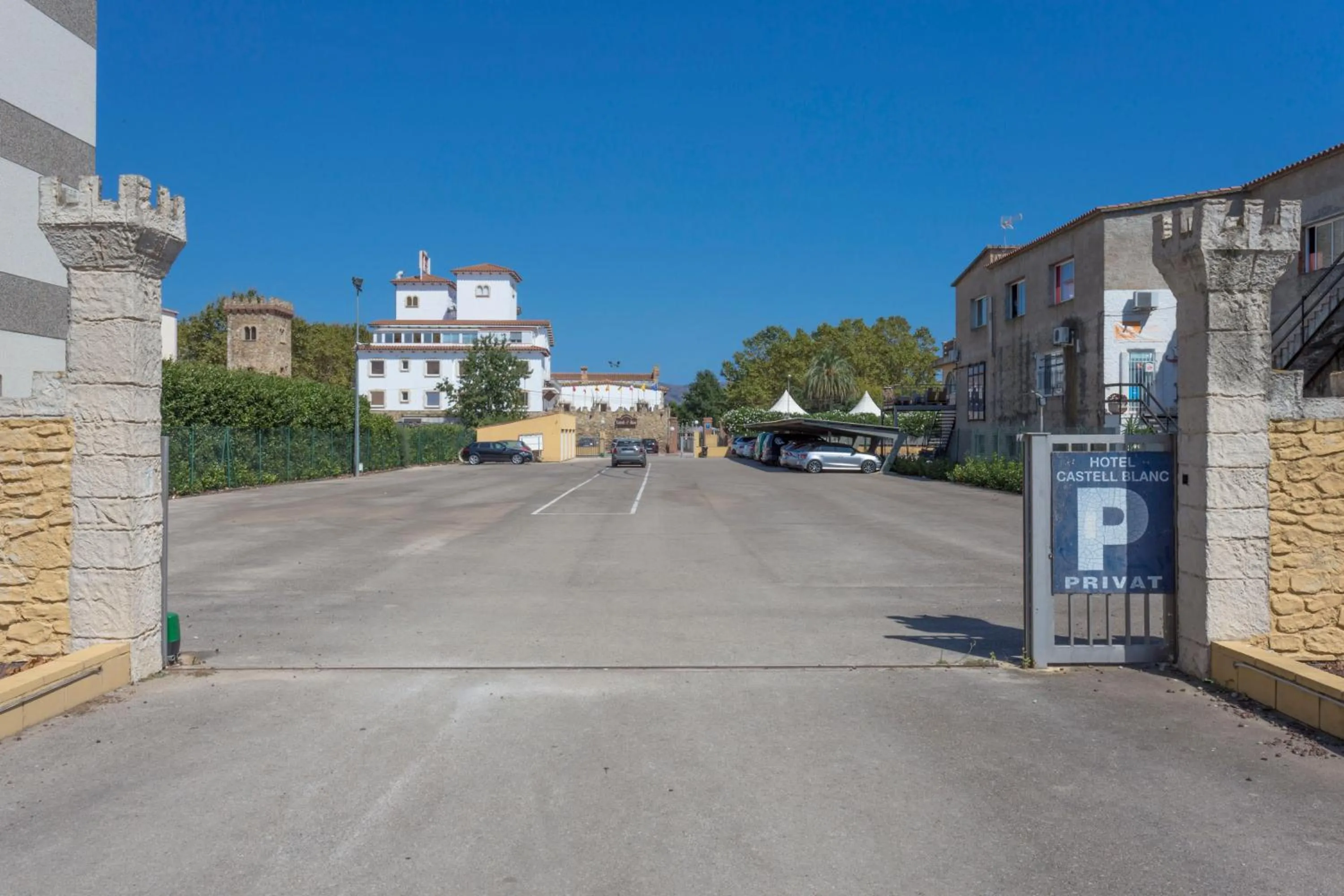 Parking in Hotel Castell Blanc