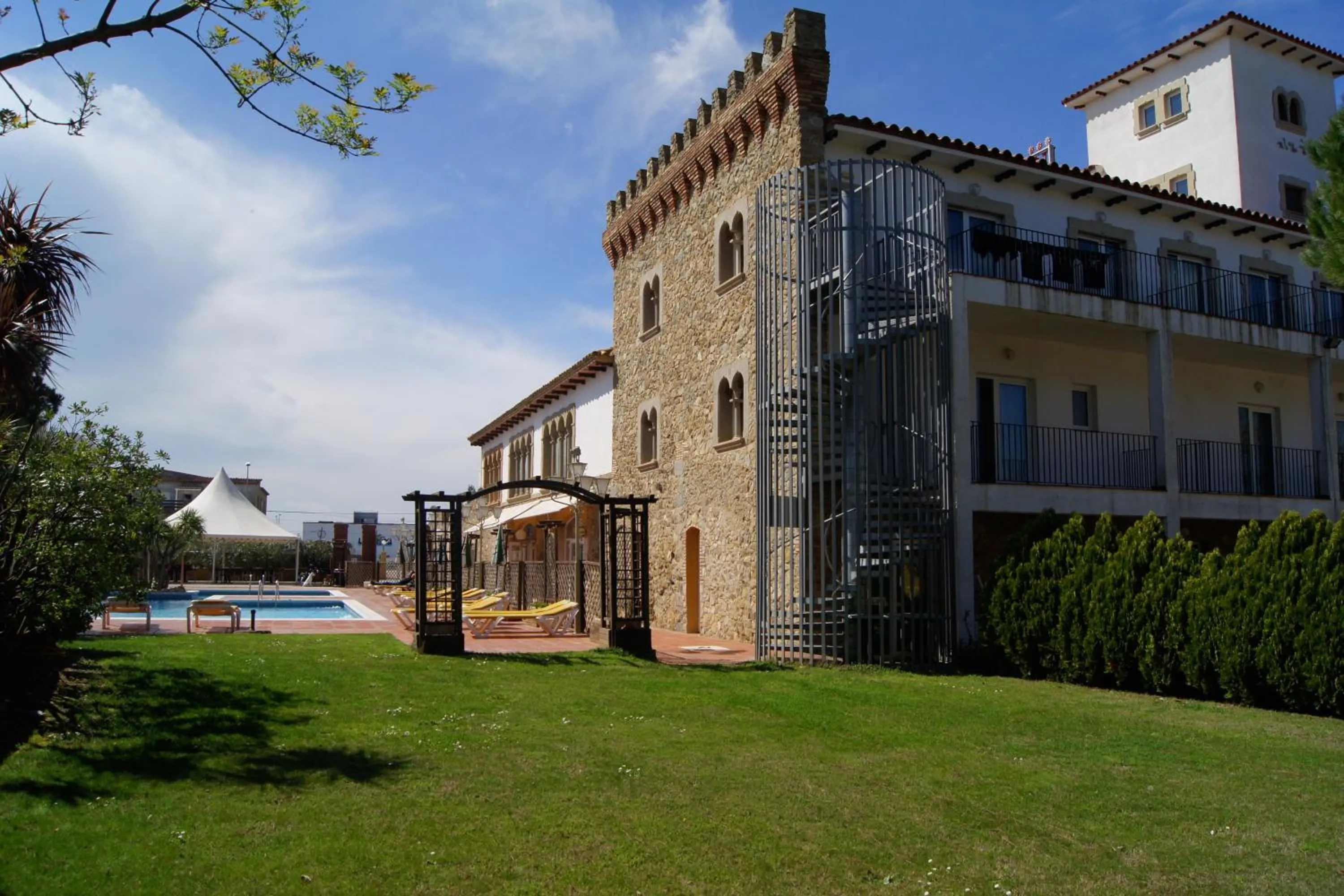 Facade/entrance in Hotel Castell Blanc