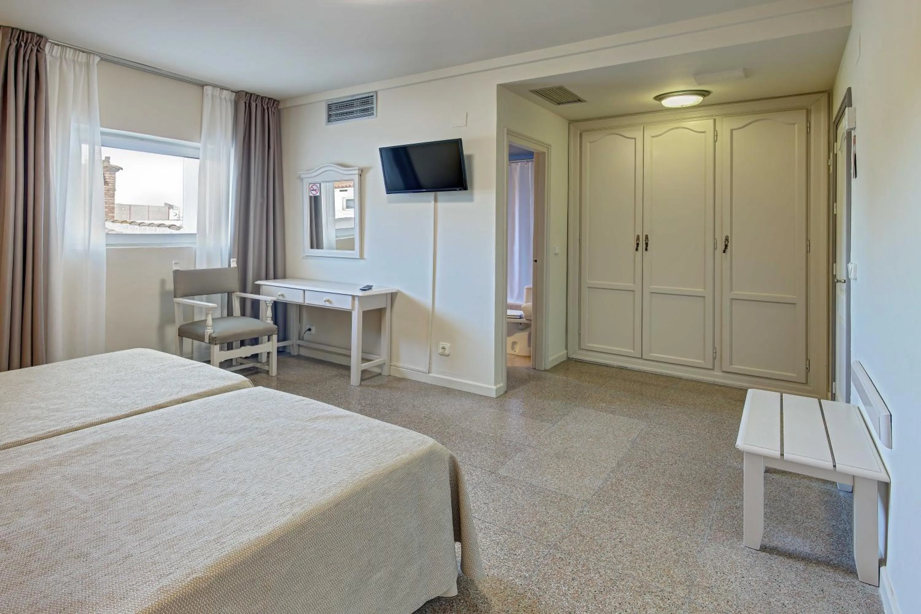 Photo of the whole room, Bed in Hotel Castell Blanc