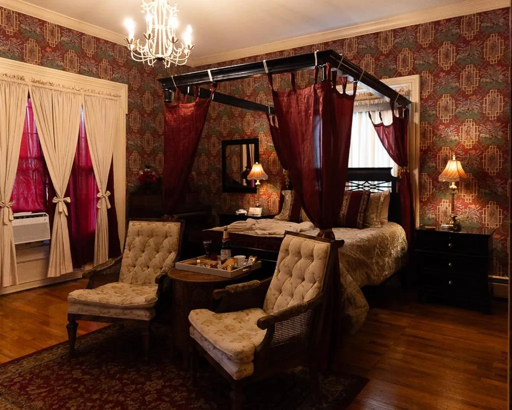 Seating area in Silver Heart Inn & Cottages