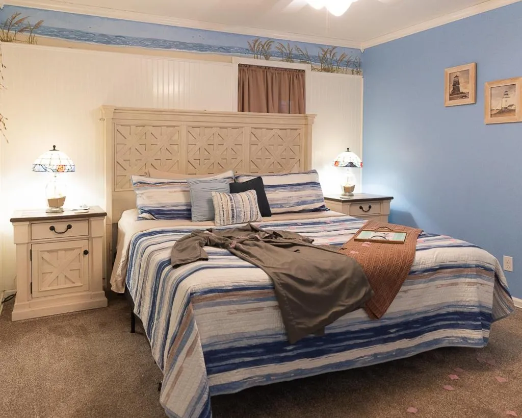 Bedroom, Bed in Silver Heart Inn & Cottages