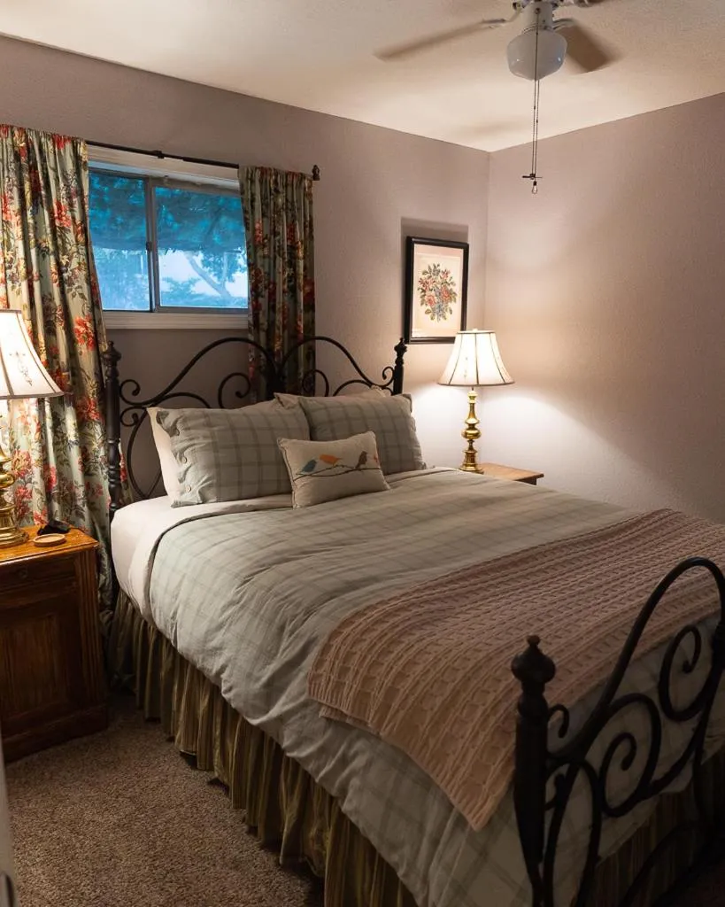 Bedroom, Bed in Silver Heart Inn & Cottages