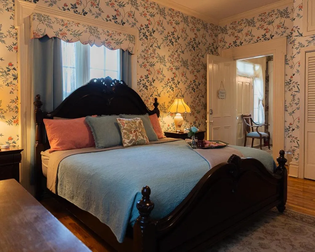 Bed in Silver Heart Inn & Cottages