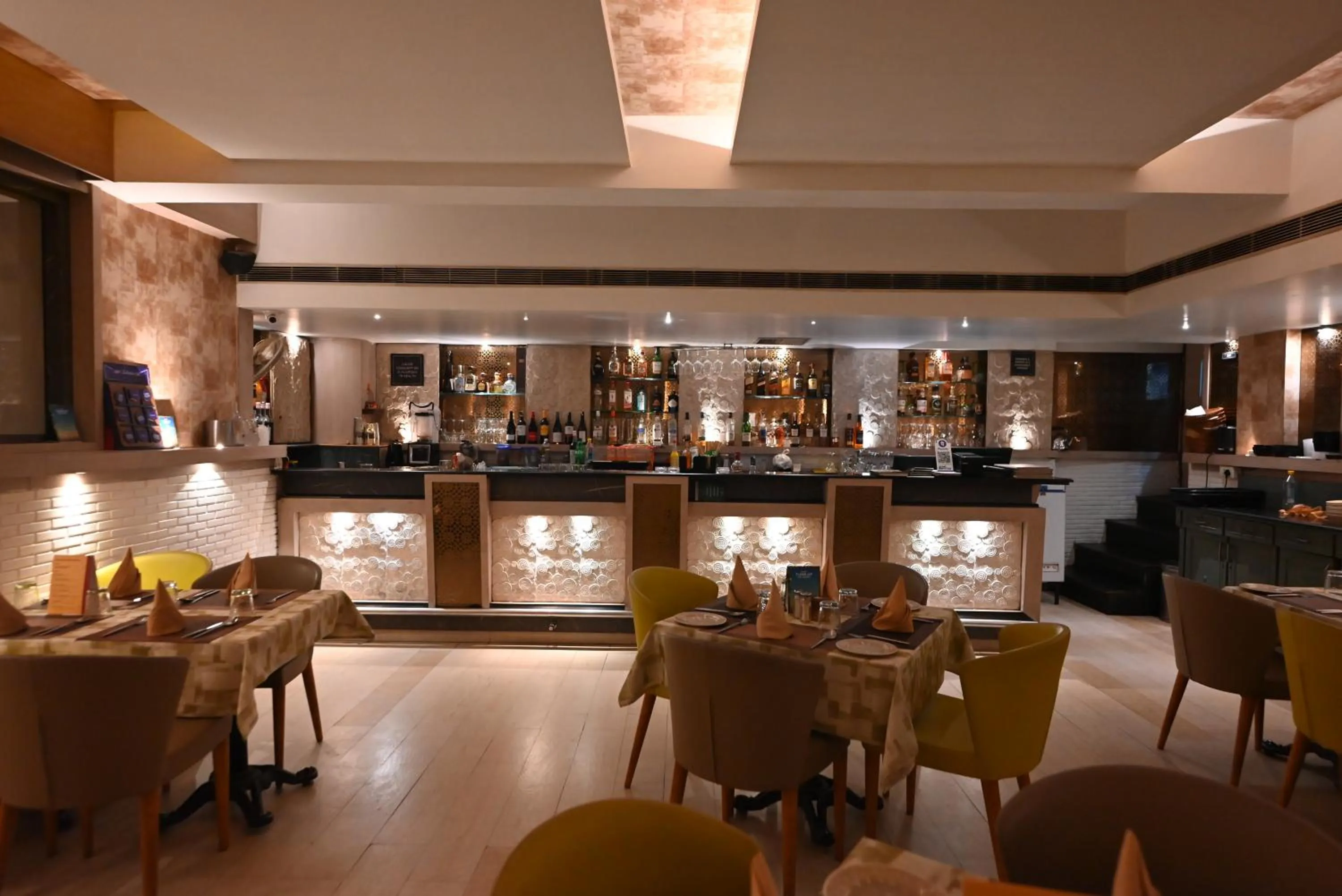 Restaurant/places to eat in Status Club Resort