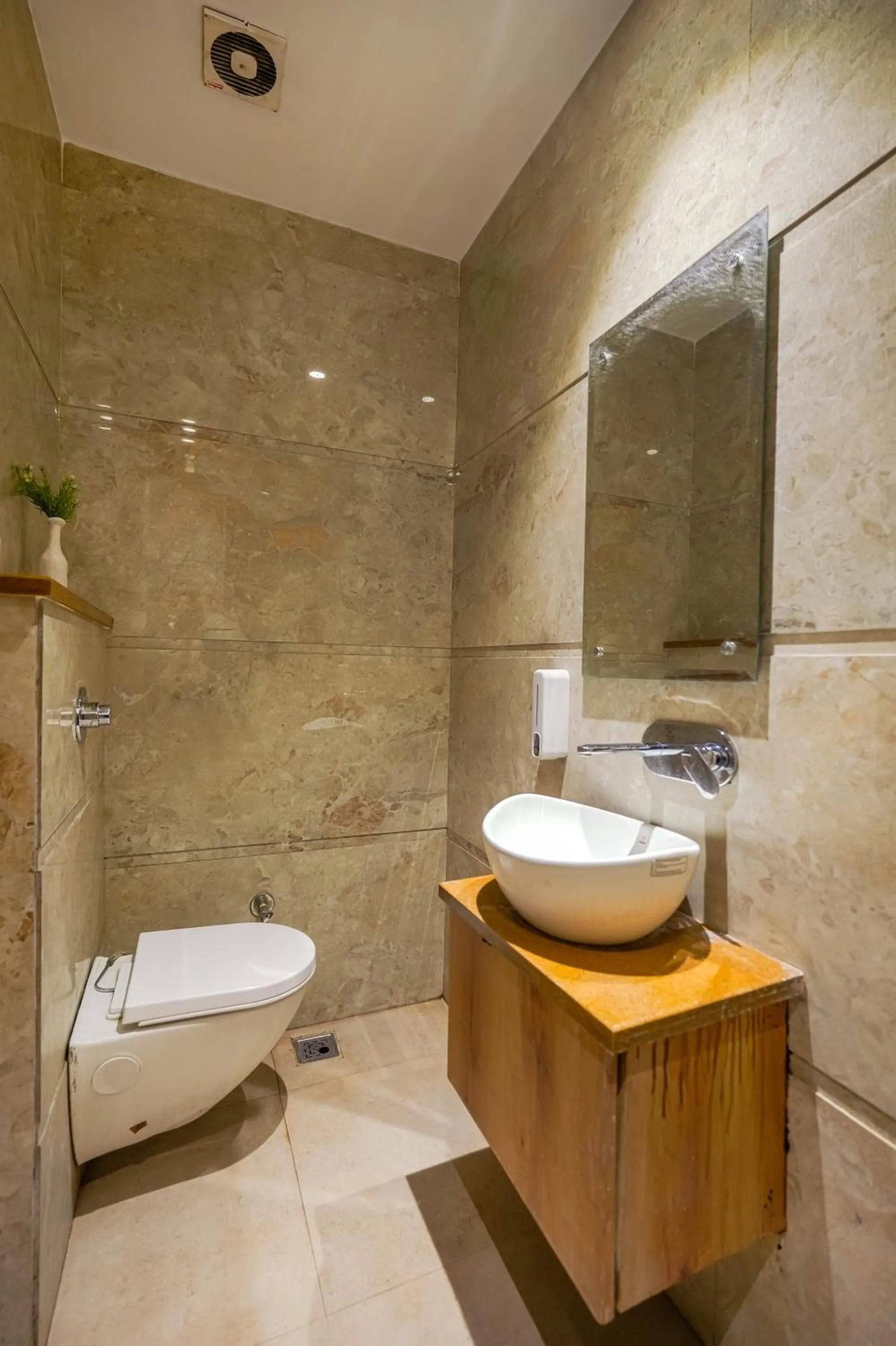 Bathroom in Hotel RV Golden A Few Steps from Golden Temple